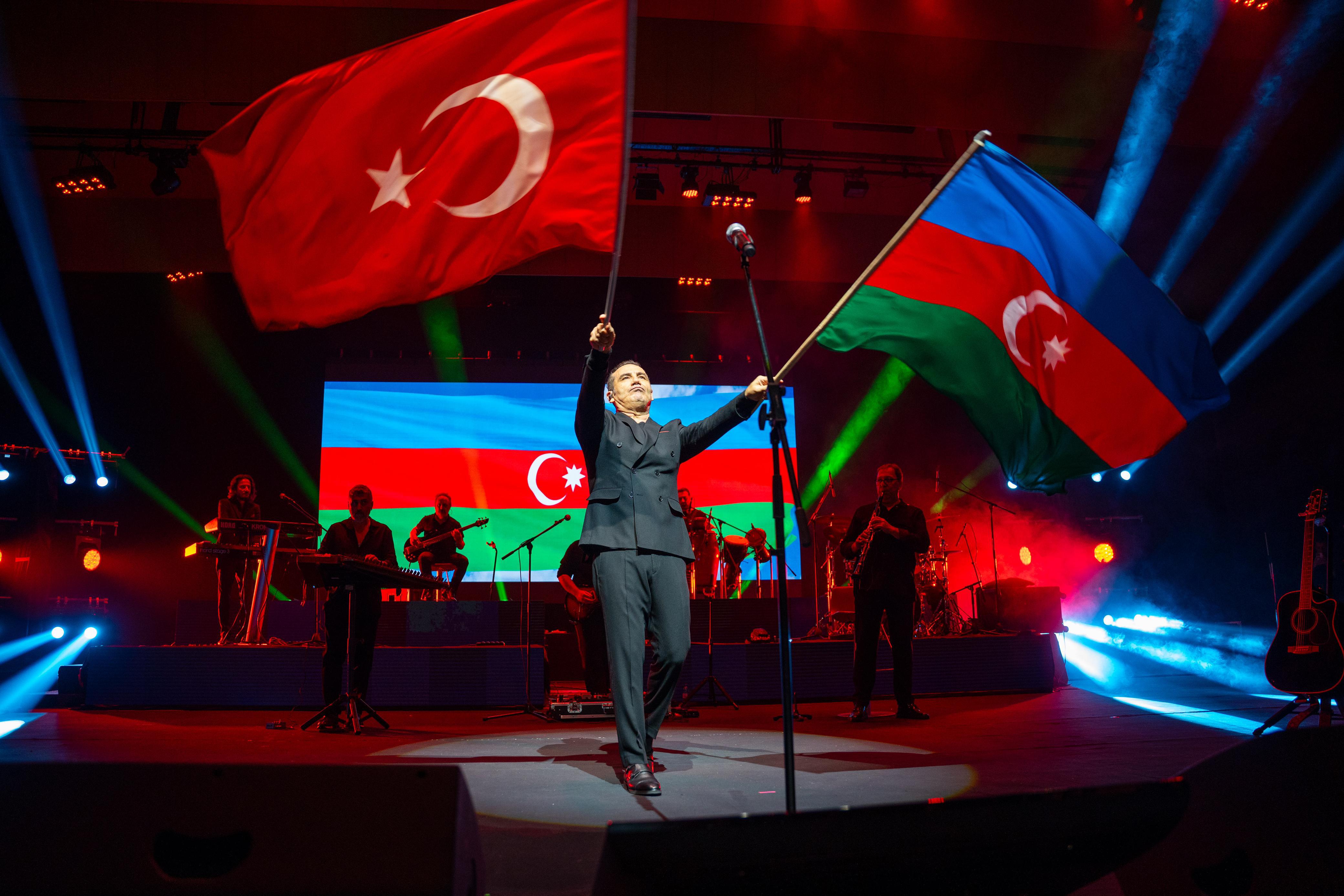 Eyyub Hüseynzade organizatörlüğünde muhteşem Ferhat Göçer gecesi - Görsel 1
