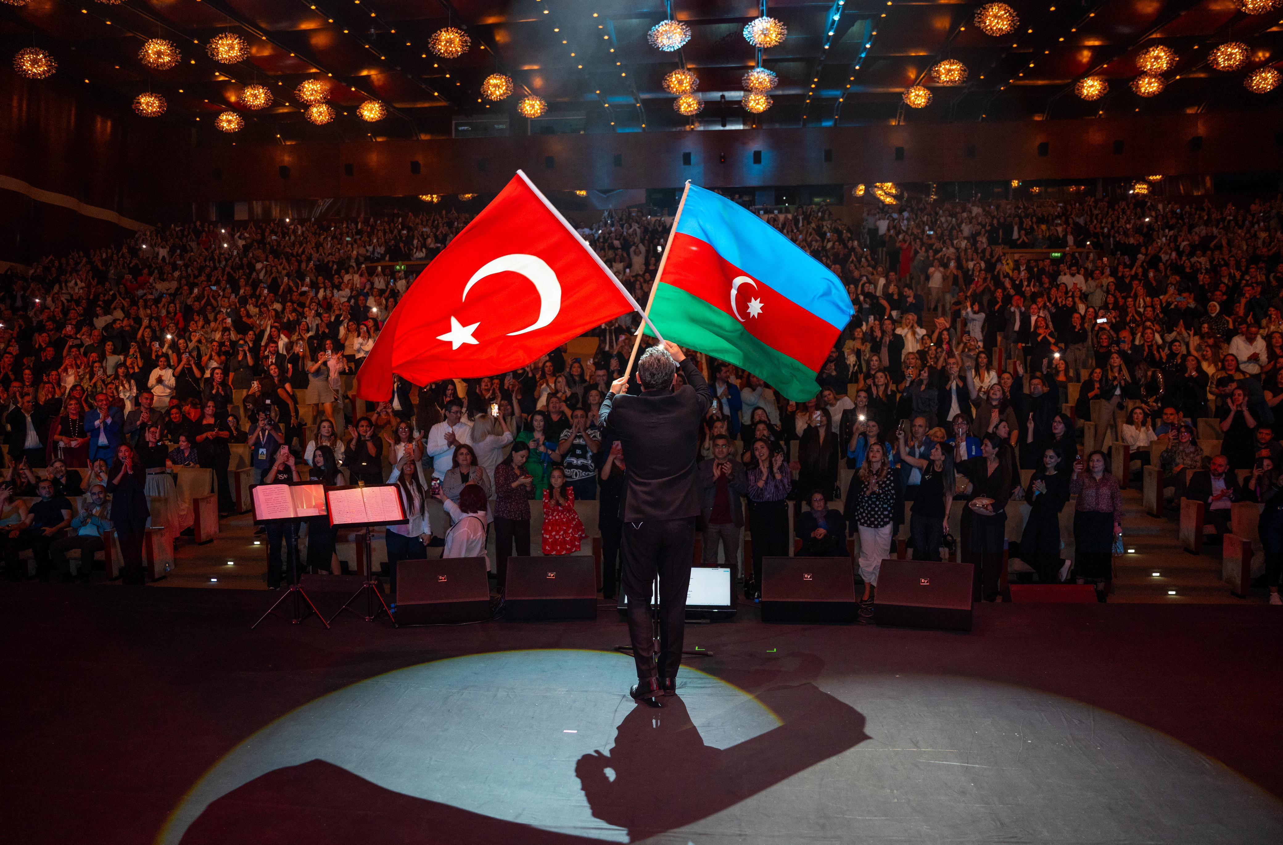 Eyyub Hüseynzade organizatörlüğünde muhteşem Ferhat Göçer gecesi - Görsel 2