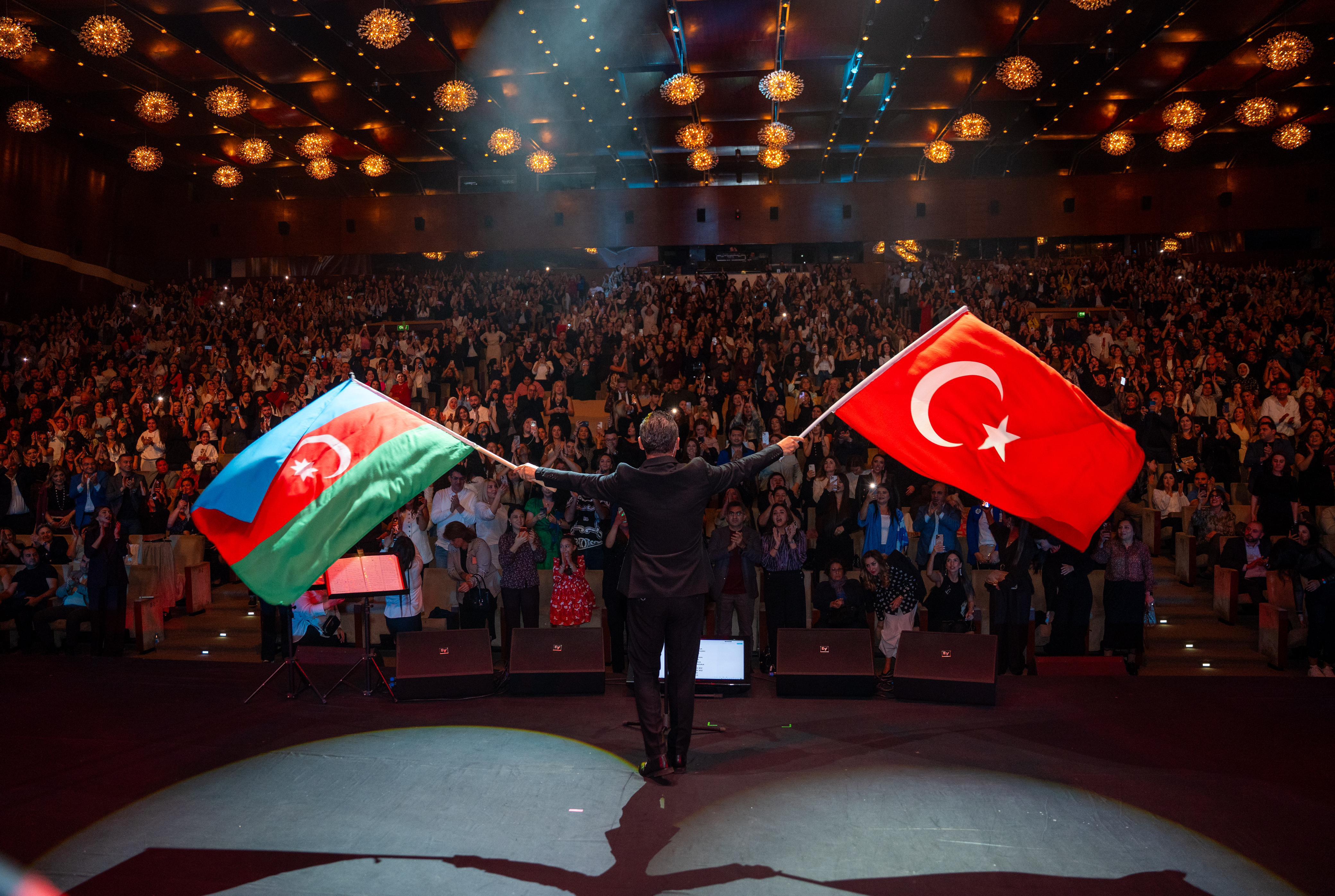 Eyyub Hüseynzade organizatörlüğünde muhteşem Ferhat Göçer gecesi - Görsel 4