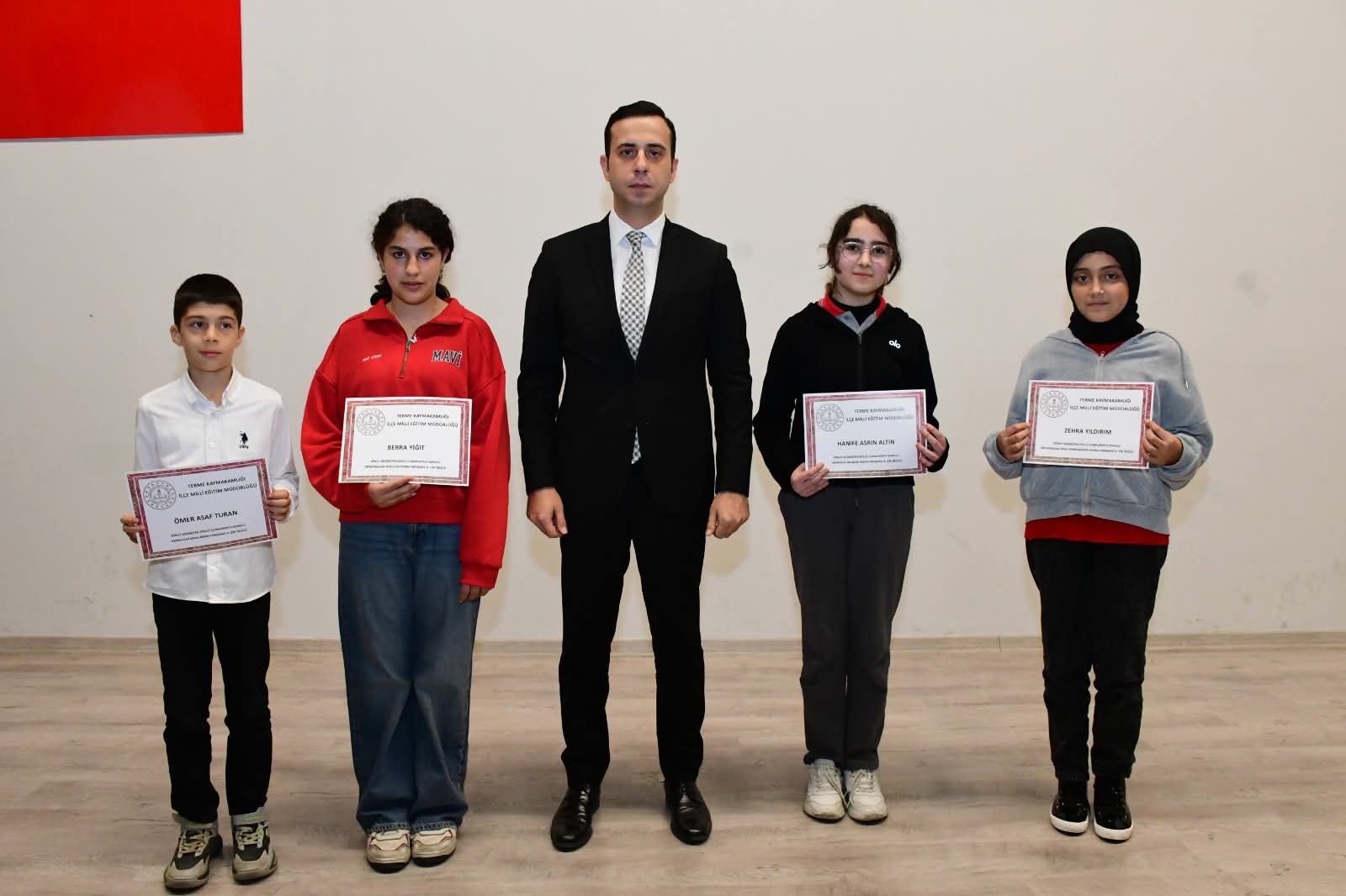 Terme’de 29 Ekim Cumhuriyet Bayramı coşkuyla kutlandı tören geçişi şiirler halk oyunları ve ödül töreniyle renkli anlar yaşandı - Görsel 10