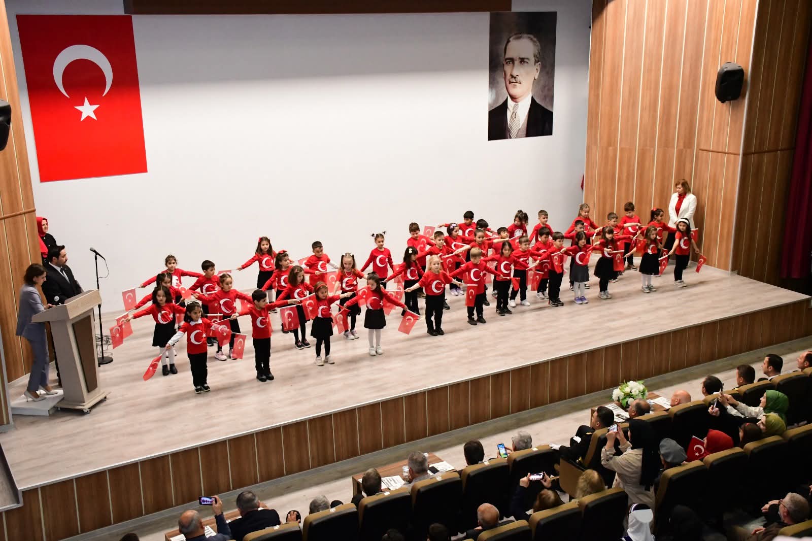 Terme’de 29 Ekim Cumhuriyet Bayramı coşkuyla kutlandı tören geçişi şiirler halk oyunları ve ödül töreniyle renkli anlar yaşandı - Görsel 12