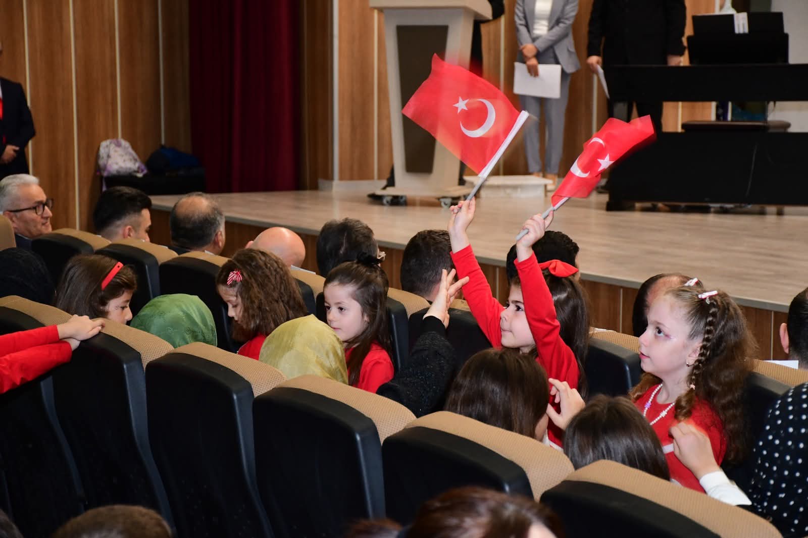 Terme’de 29 Ekim Cumhuriyet Bayramı coşkuyla kutlandı tören geçişi şiirler halk oyunları ve ödül töreniyle renkli anlar yaşandı - Görsel 13