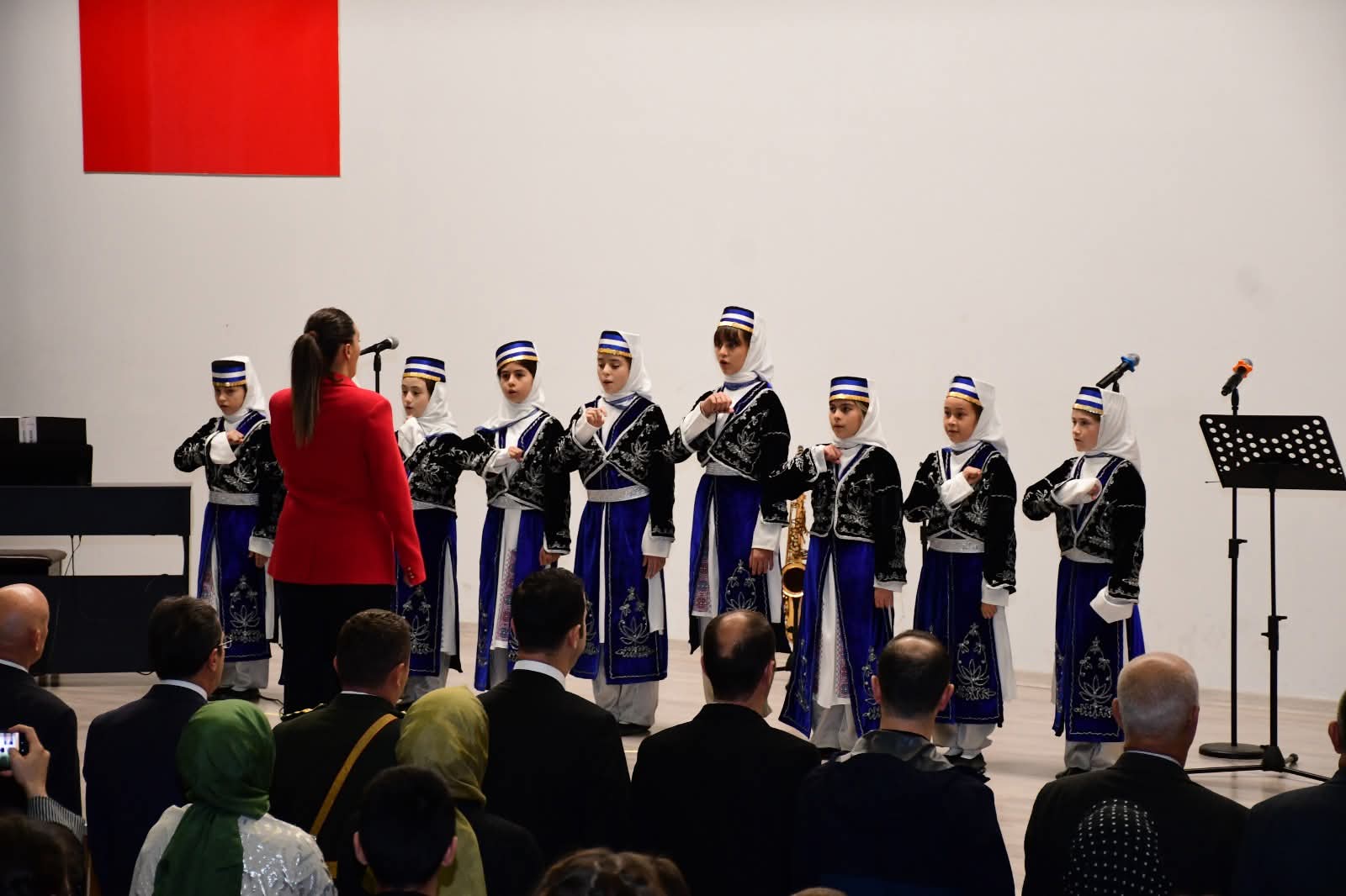 Terme’de 29 Ekim Cumhuriyet Bayramı coşkuyla kutlandı tören geçişi şiirler halk oyunları ve ödül töreniyle renkli anlar yaşandı - Görsel 15