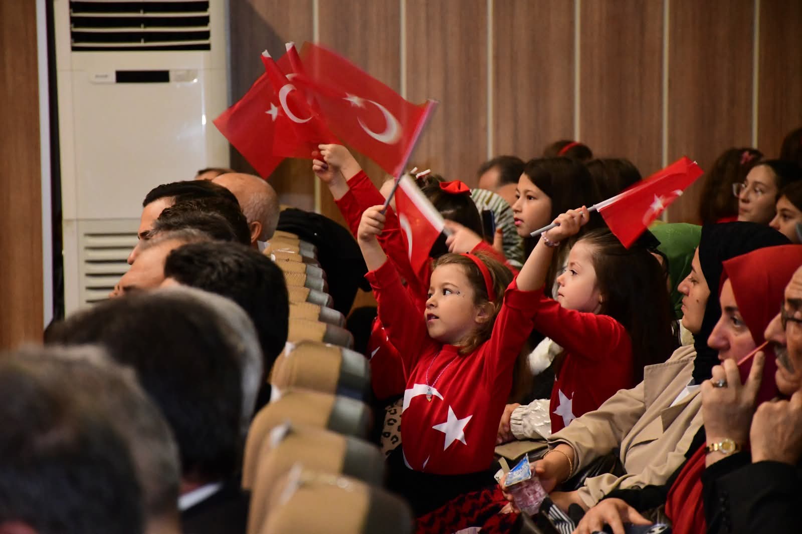 Terme’de 29 Ekim Cumhuriyet Bayramı coşkuyla kutlandı tören geçişi şiirler halk oyunları ve ödül töreniyle renkli anlar yaşandı - Görsel 16