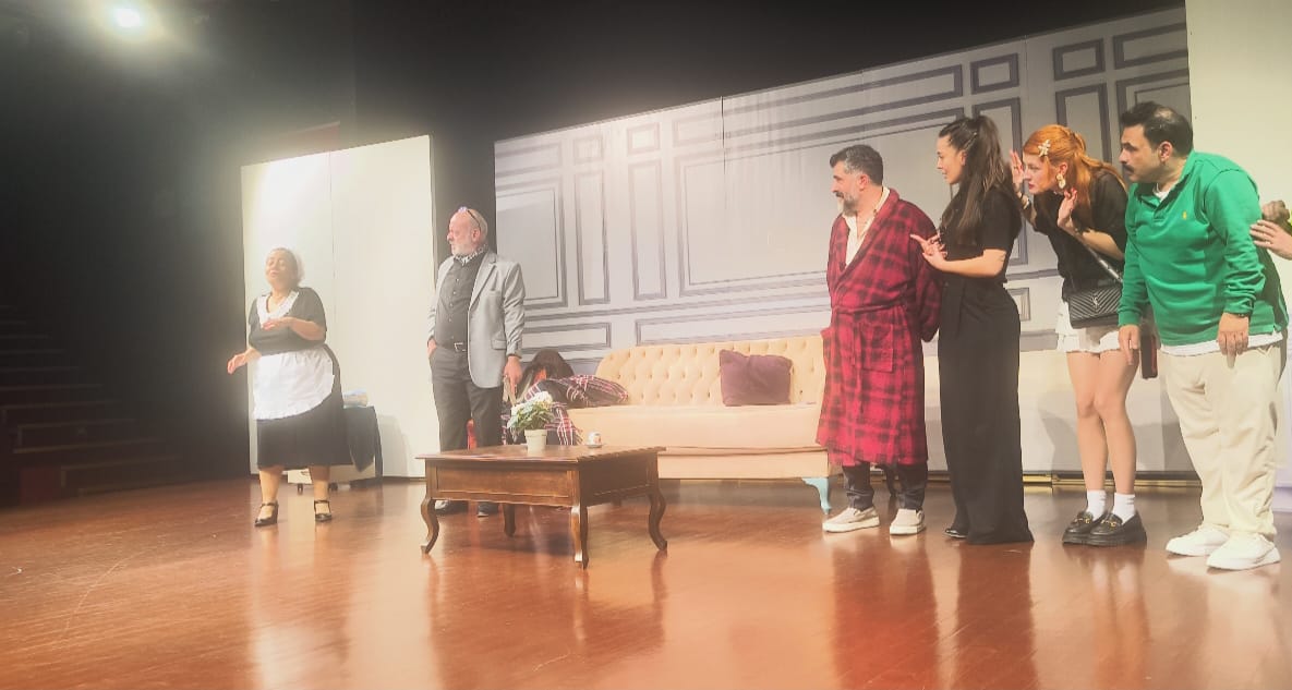 Okan Karacan Tiyatrosu İstanbul’da Kapalı Gişe: “Yanlış Anladım Şekerim” 19 Kasım’da Gala ile Sahnede - Görsel 2