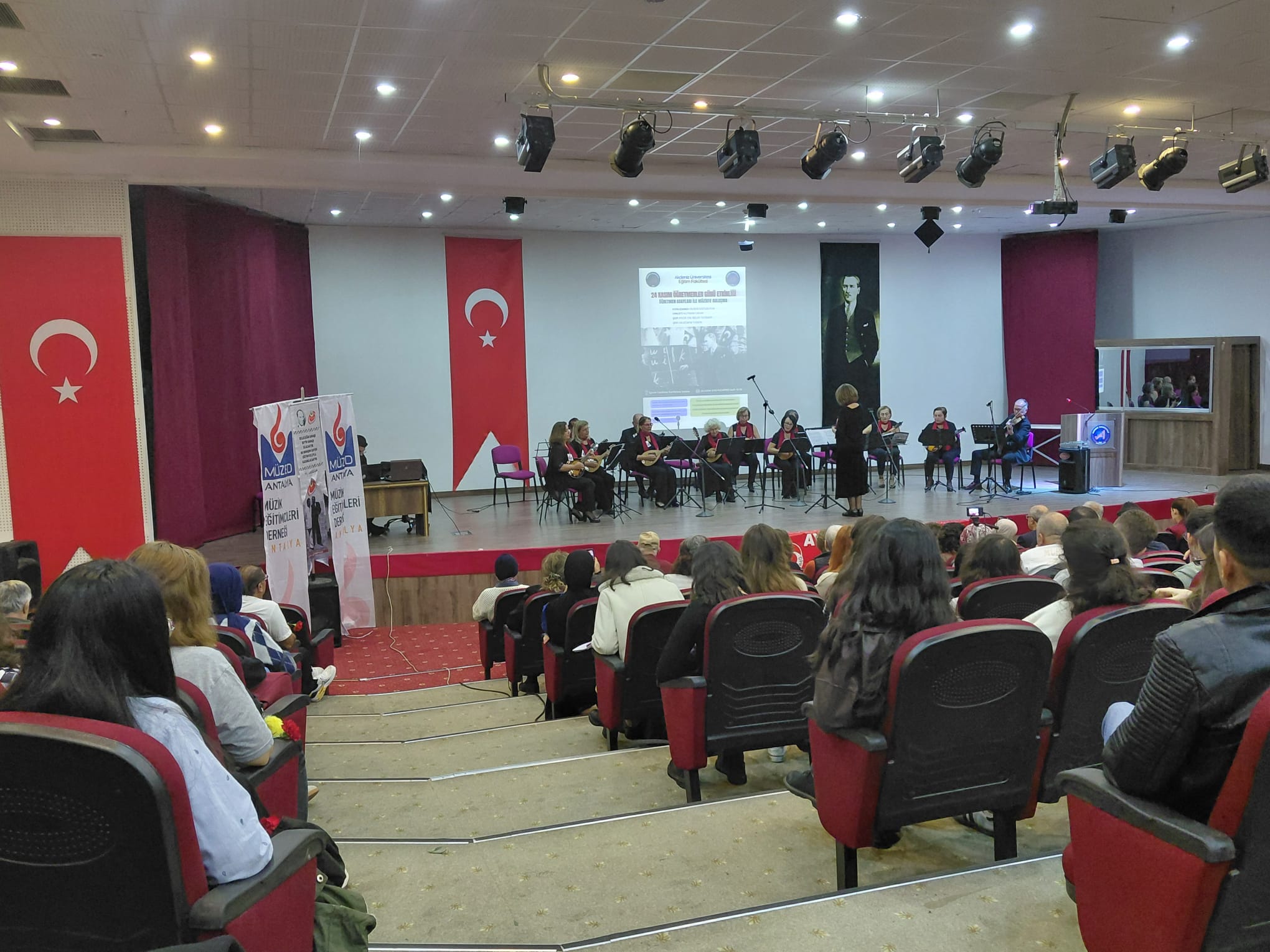 Antalya’da 24 Kasım Öğretmenler Günü Coşkusu: Salon Doldu Taştı - Görsel 1