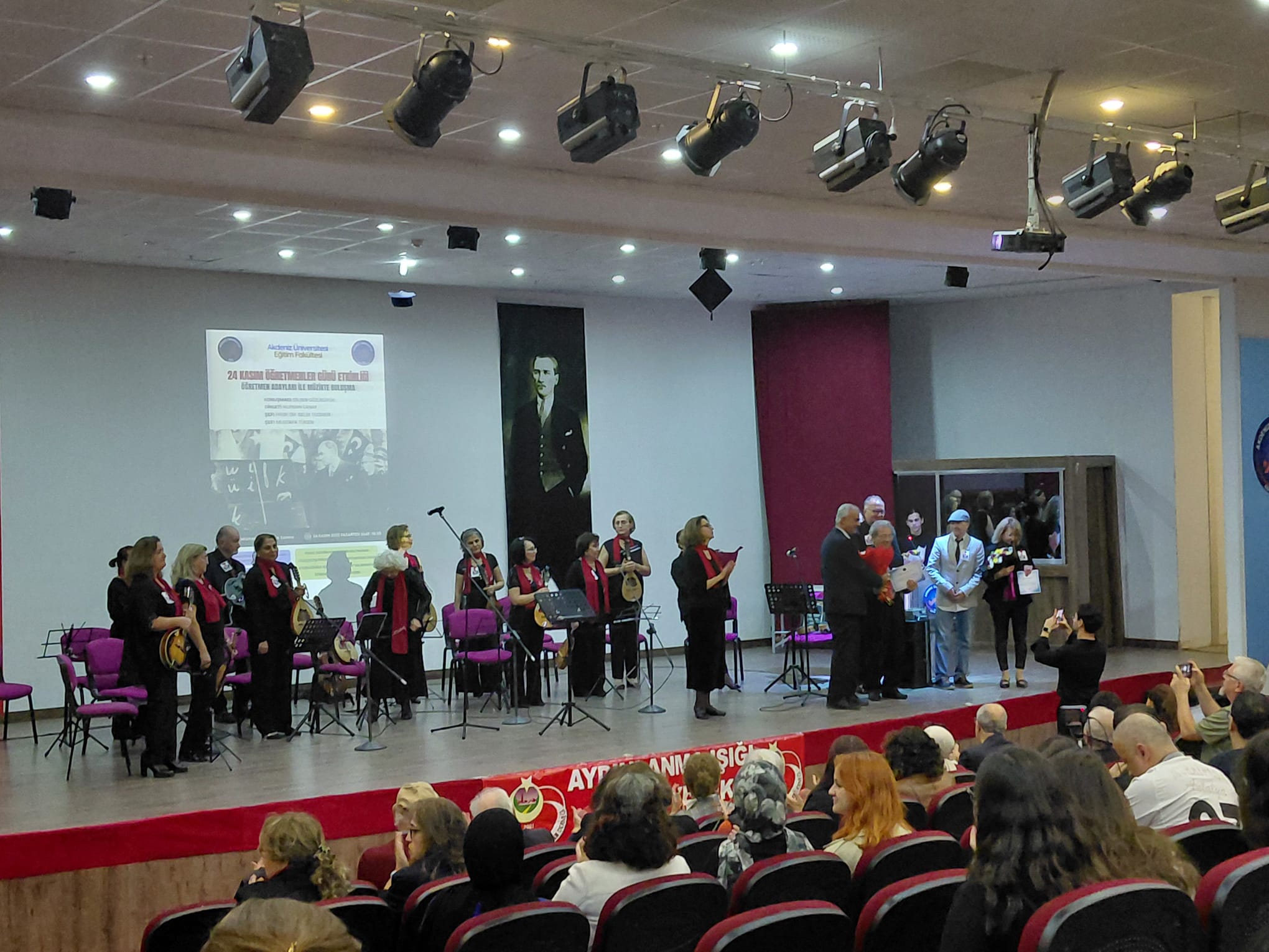 Antalya’da 24 Kasım Öğretmenler Günü Coşkusu: Salon Doldu Taştı - Görsel 9