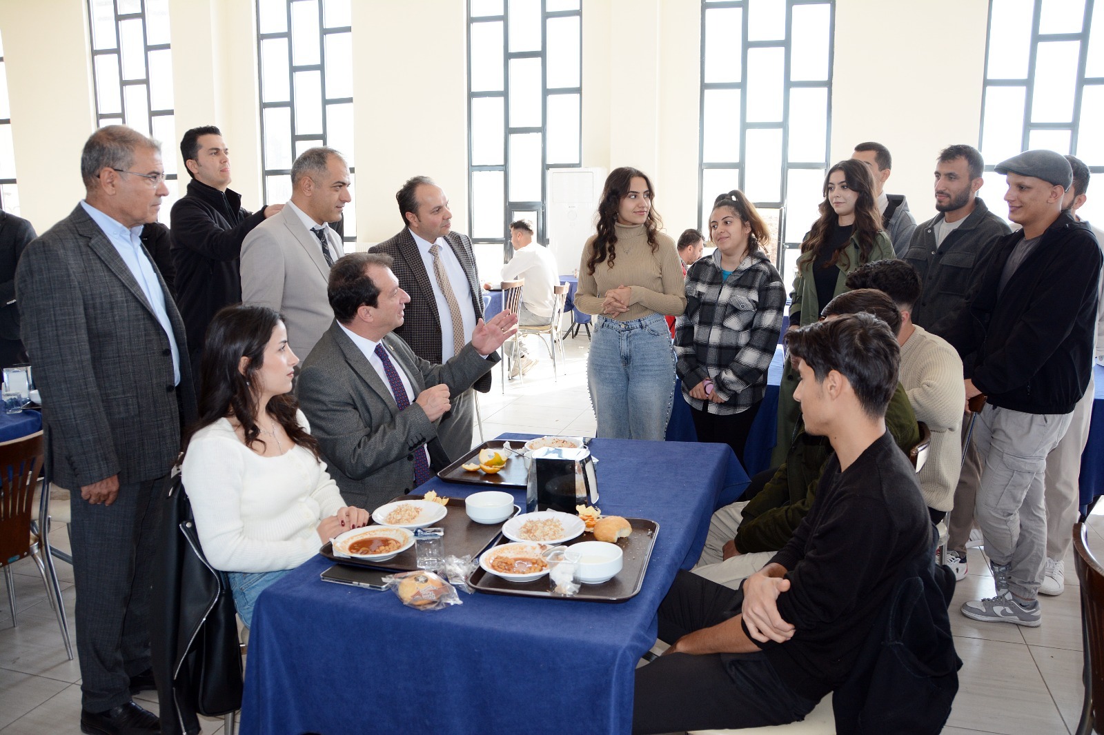 REKTÖR VE ÖĞRENCİLER AYNI SOFRADA  - Görsel 3