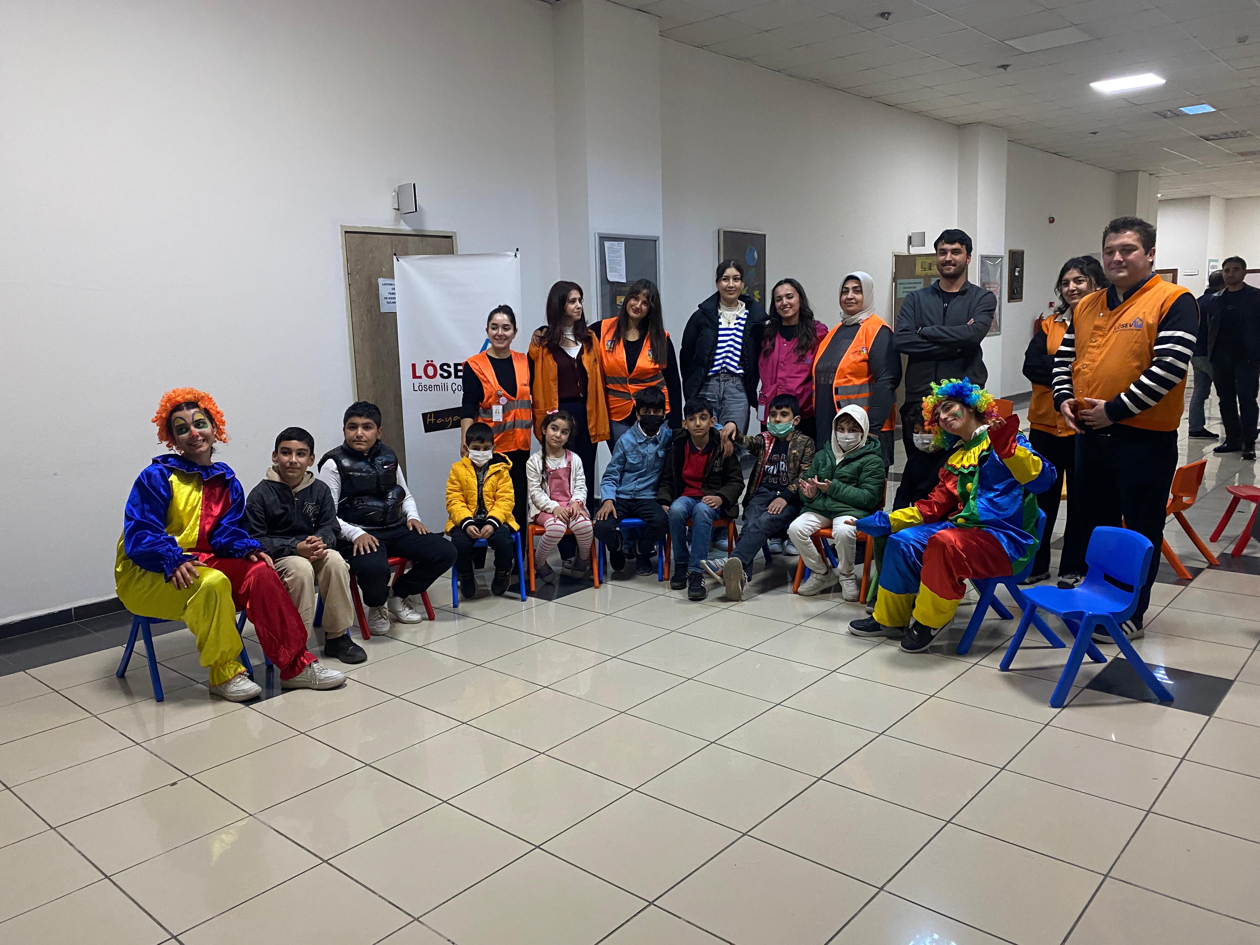 LÖSEV’den Diyarbakır’da 110 aileye destek: Çocuklarla renkli etkinlikler - Görsel 1