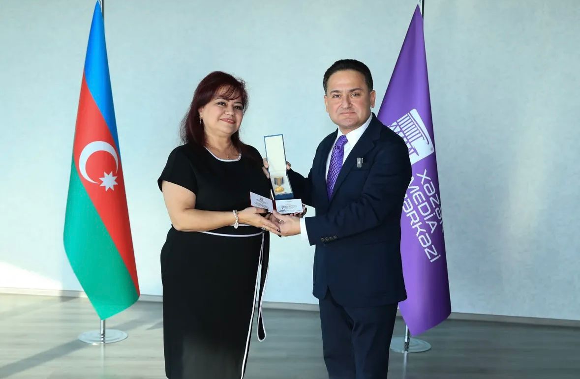Azerbaycan Cumhurbaşkanı İlham Aliyev’in Kararıyla “Basının 150. Yıldönümü” Madalyası Hazar Televizyonu Çalışanlarına Verildi - Görsel 1