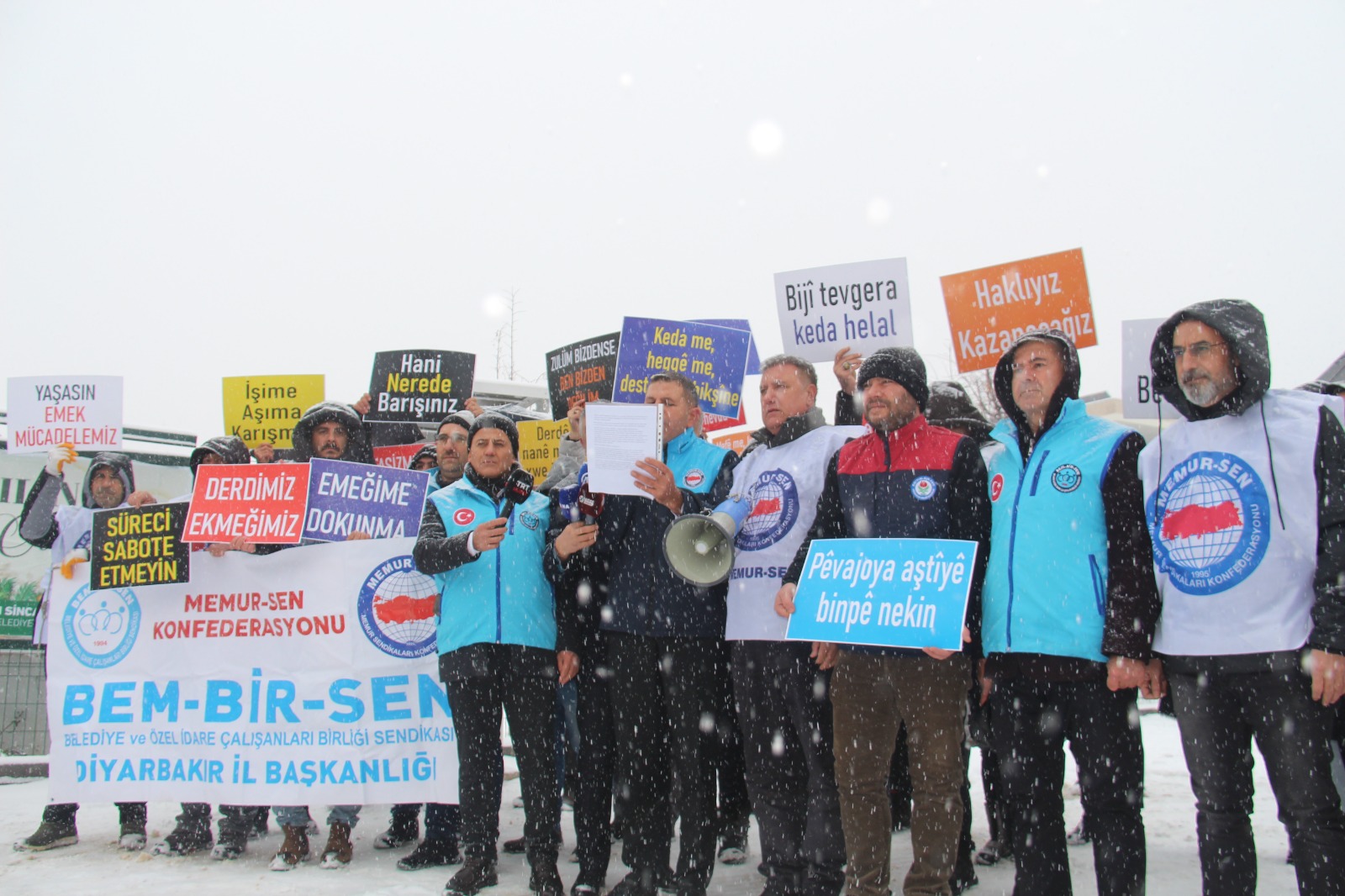 DEM'Lİ BELEDİYELERDE EŞİ BENZERİ GÖRÜLMEMİŞ MEMUR KIYIMI.. 3 GÜNDE 262 MEMUR İŞTEN ATILDI.. YOĞUN KAR ALTINDA PROTESTO - Görsel 2