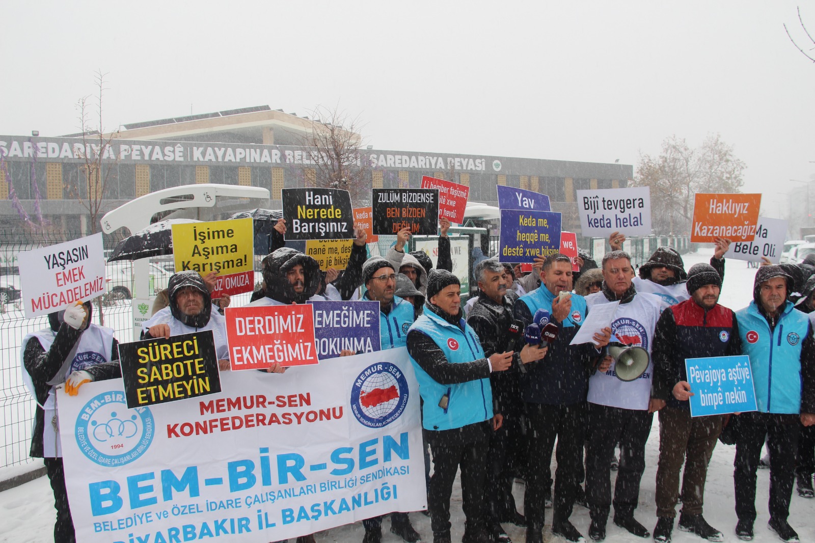 DEM'Lİ BELEDİYELERDE EŞİ BENZERİ GÖRÜLMEMİŞ MEMUR KIYIMI.. 3 GÜNDE 262 MEMUR İŞTEN ATILDI.. YOĞUN KAR ALTINDA PROTESTO - Görsel 3