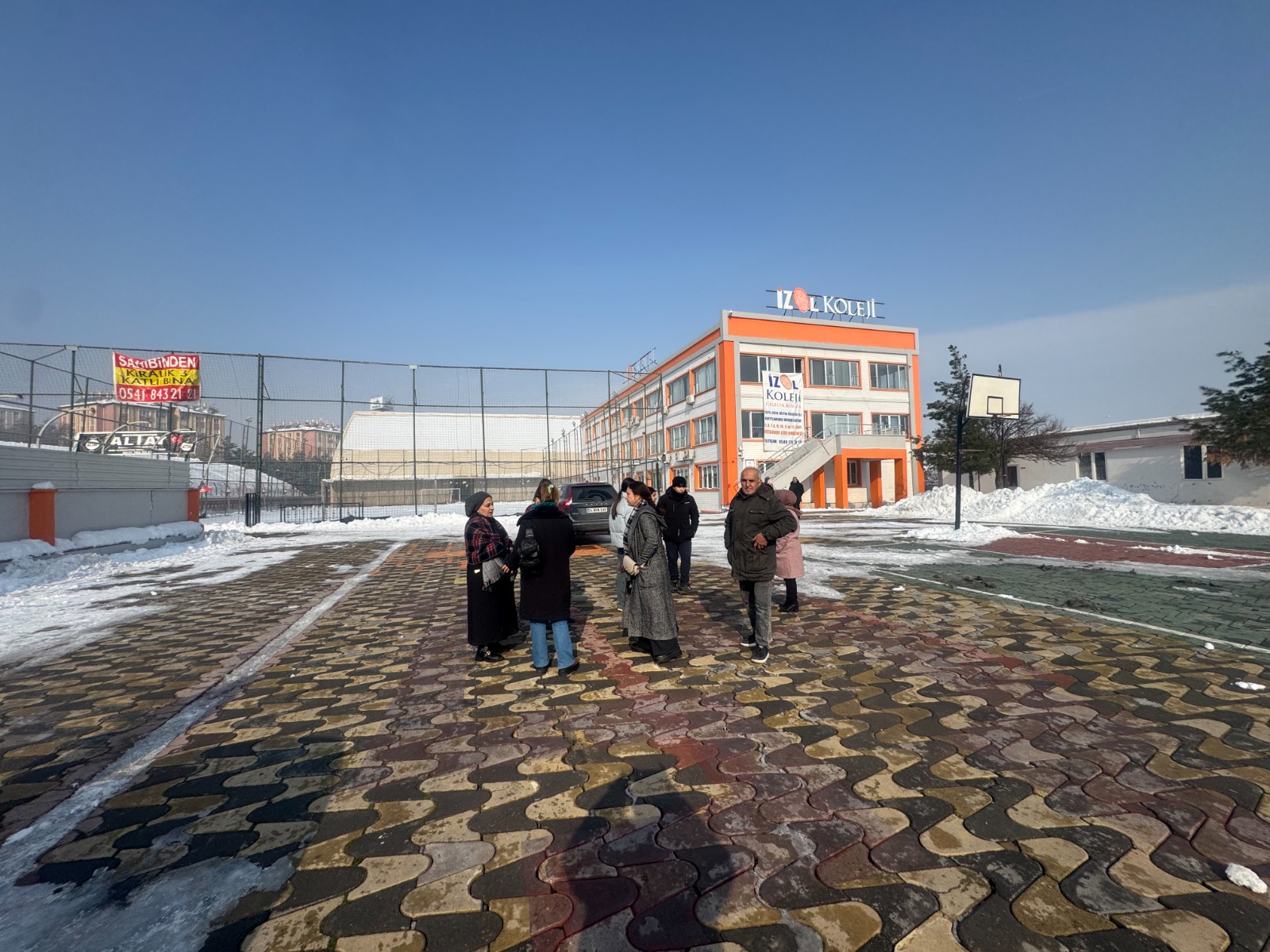 Eğitim Devam Ederken Okula “Satılık” ve “Kiralık” Tabelası Asıldı - Görsel 5