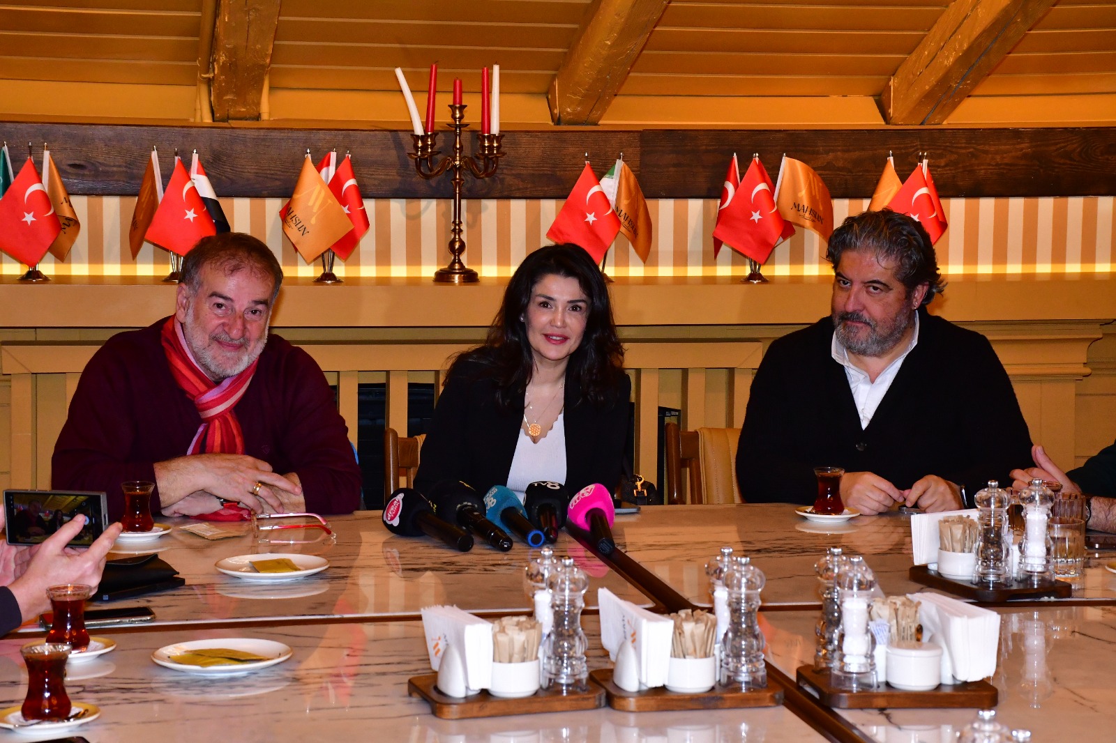 ESRA ÖZTÜRK'TEN SANAT VE DOSTLUKLA ÖRÜLÜ ÖZEL BULUŞMA - Görsel 1