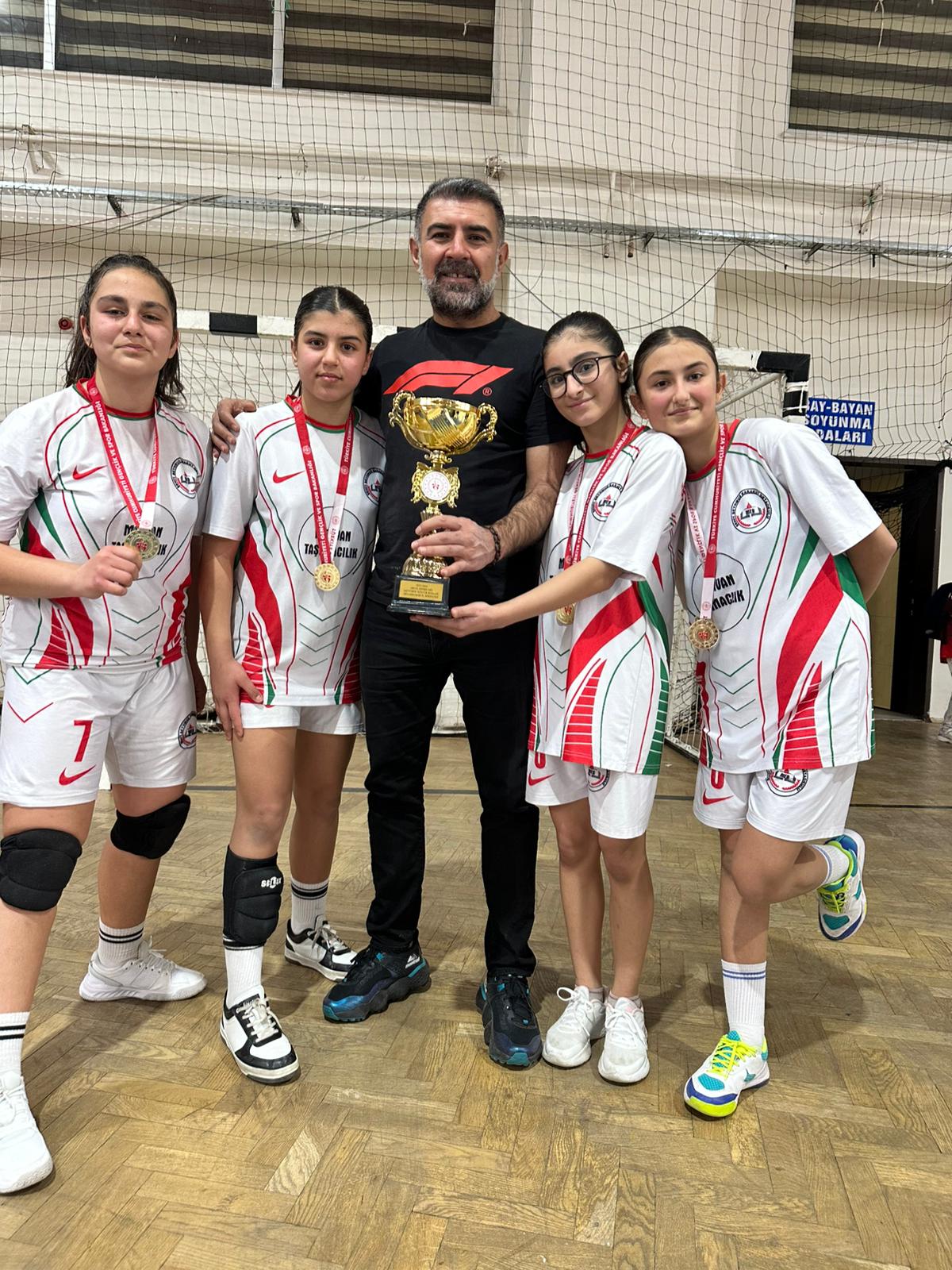 Kayapınar Şehit Şeyhmus Karakut Ortaokulu Hentbolda da Zirvede - Görsel 3