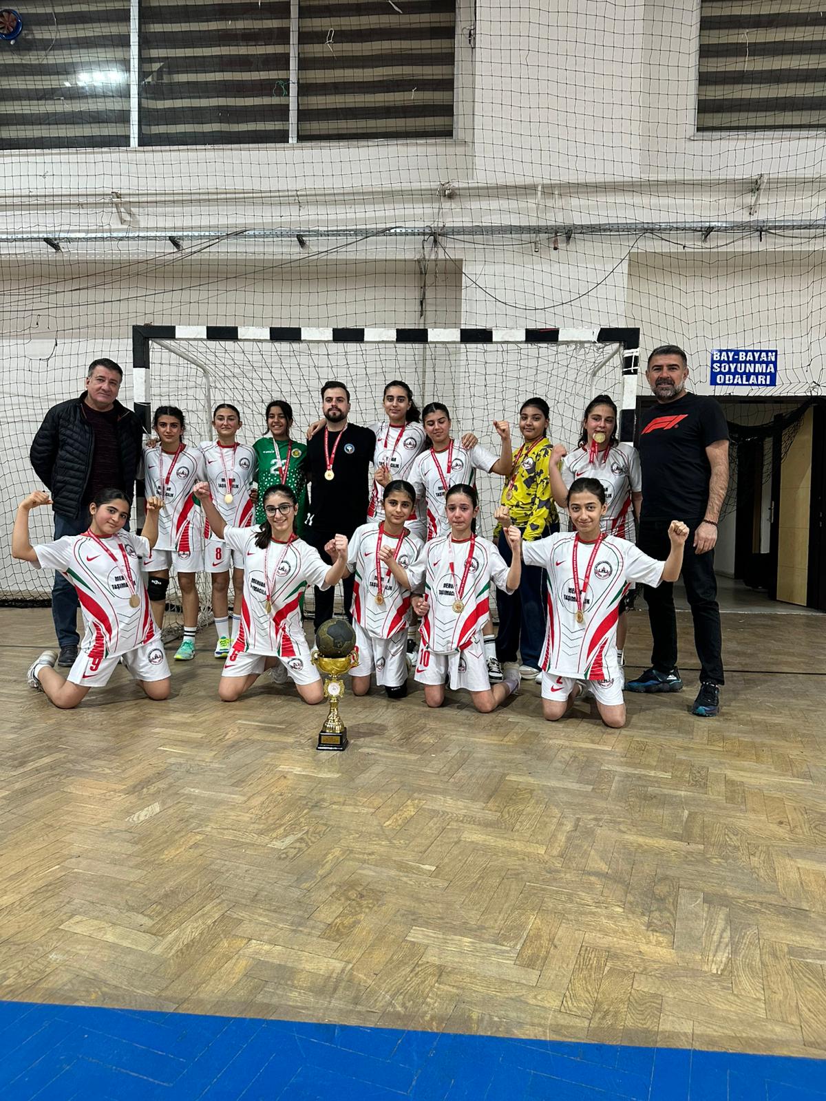 Kayapınar Şehit Şeyhmus Karakut Ortaokulu Hentbolda da Zirvede - Görsel 4