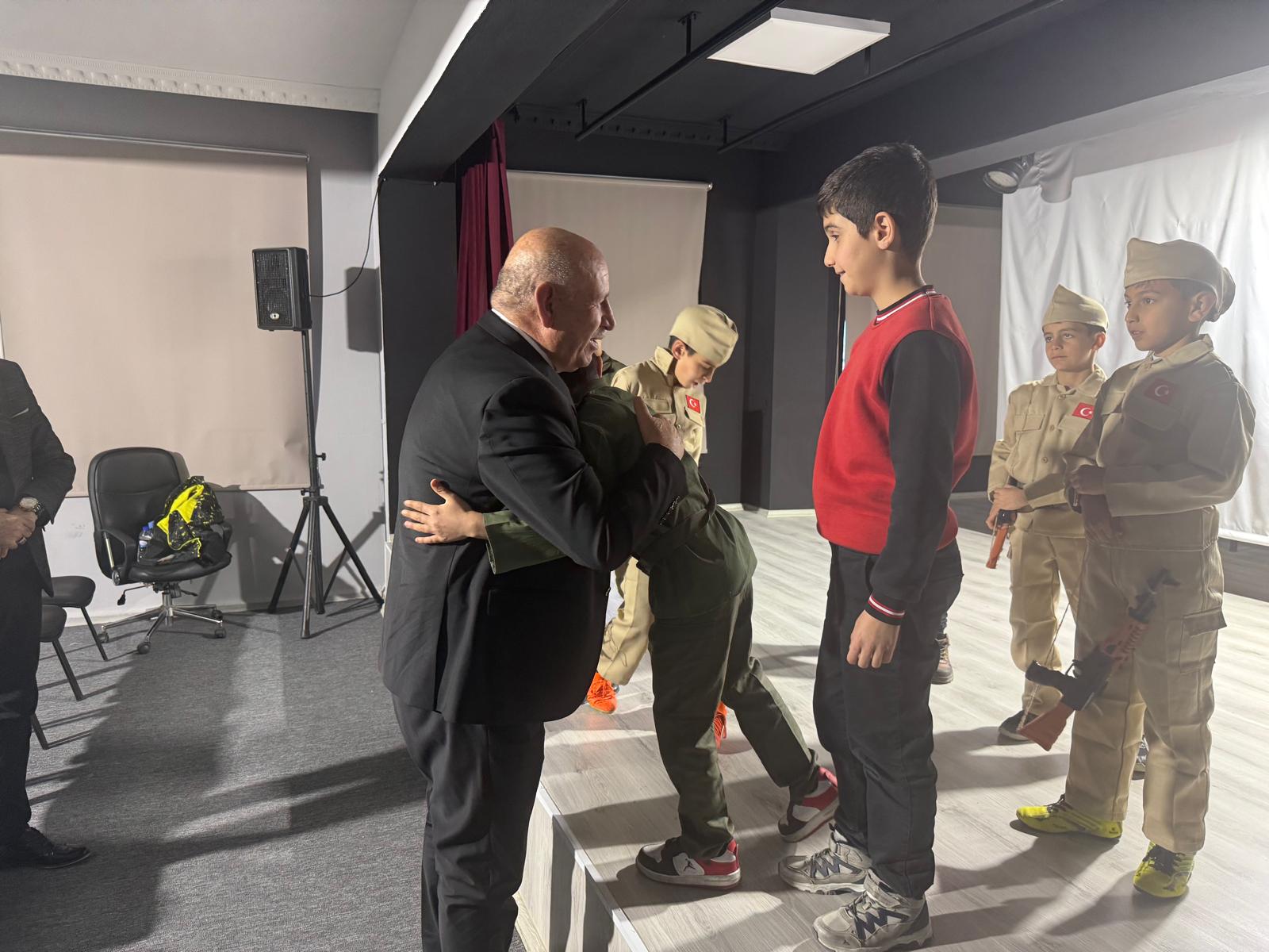 İlkokul Öğrencilerinin Asker Elbisesi İsteğini MHP'li Başkan Arslan Karşıladı  - Görsel 2