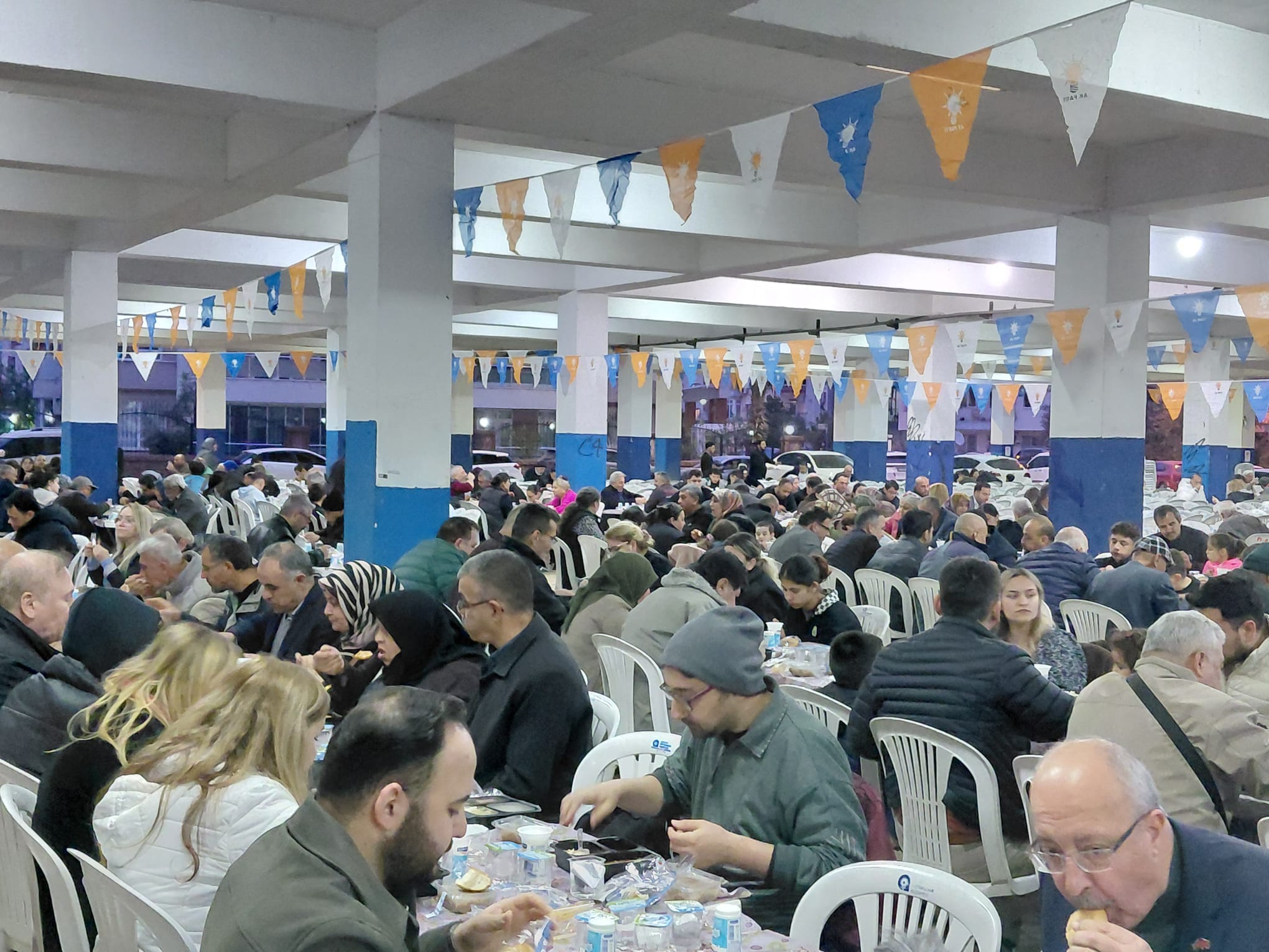 MURATPAŞA’DA İFTAR COŞKUSU: 2 BİN KİŞİ AYNI SOFRADA BULUŞTU - Görsel 1