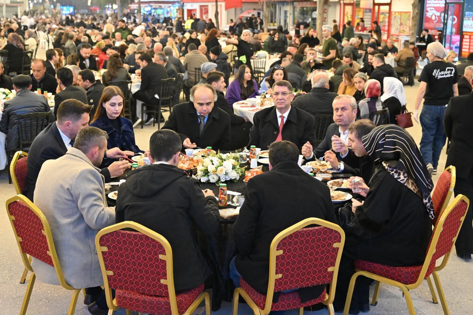 KORKUTELİ’NDE KADİR GECESİ VE 6 BİN KİŞİLİK DEV İFTAR: BİRLİK VE BERABERLİĞİN EN GÜZEL TABLOSU - Görsel 4