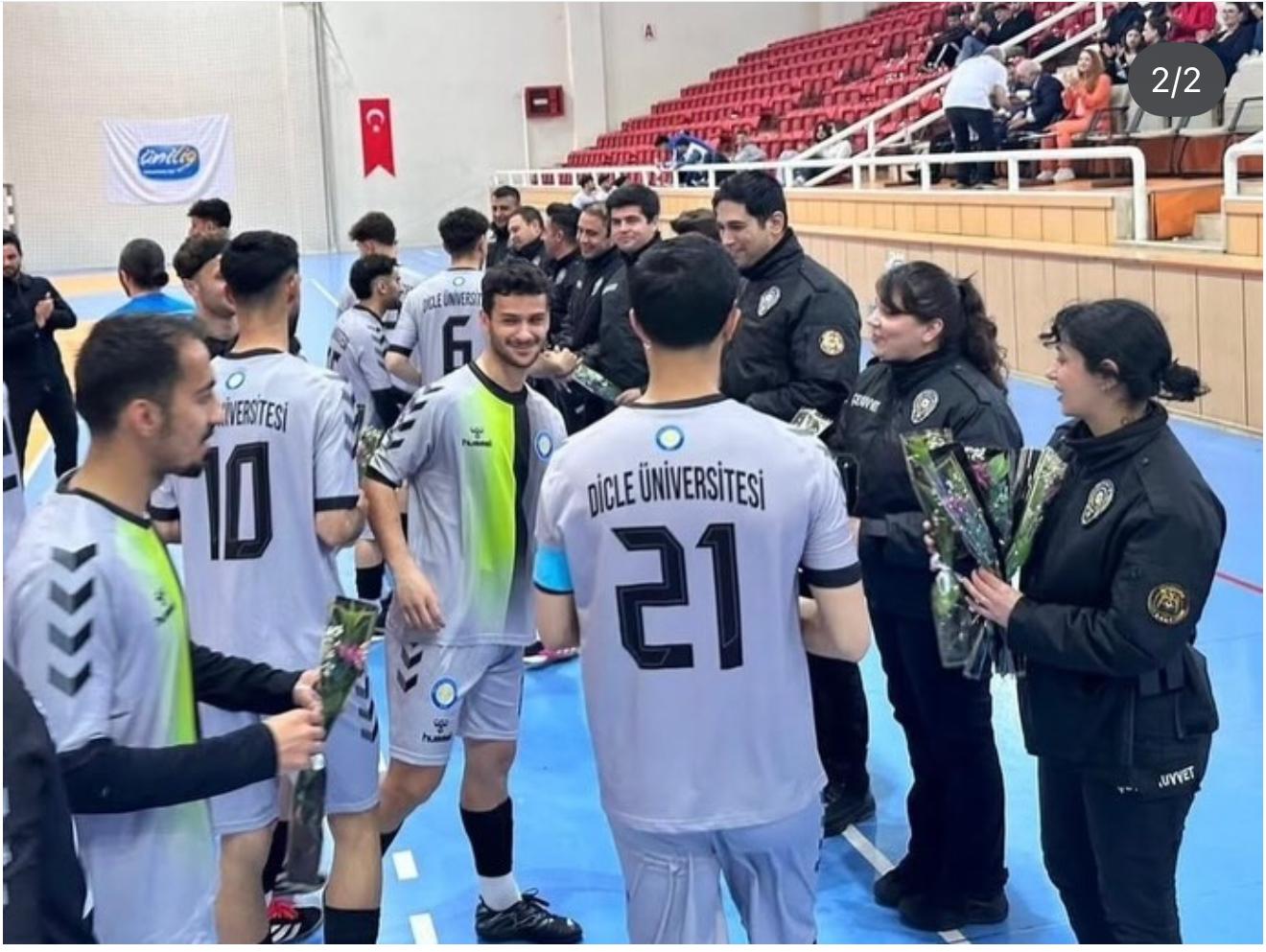 ÜNİVERSİTELİ SPORCULARDAN POLİSLERİ DUYGULANDIRAN JEST - Görsel 1