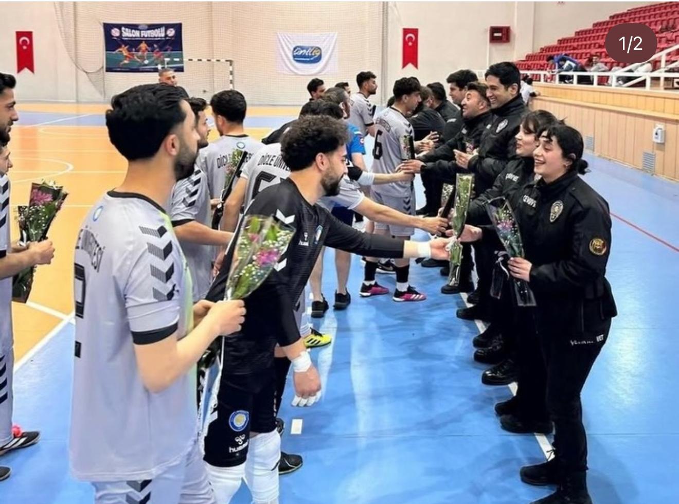 ÜNİVERSİTELİ SPORCULARDAN POLİSLERİ DUYGULANDIRAN JEST - Görsel 3