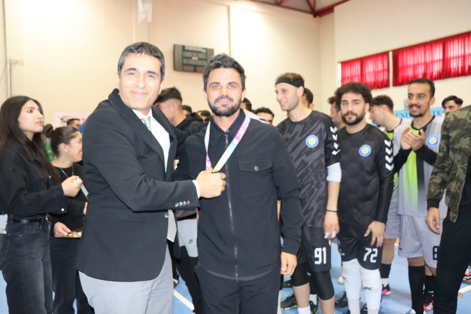 ÜNİVERSİTELİ SPORCULARDAN POLİSLERİ DUYGULANDIRAN JEST - Görsel 4