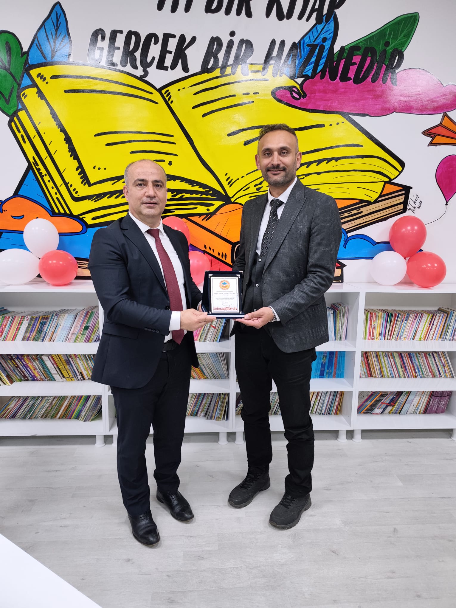 Şair ve Yazar Devran Sinanoğlu Diyarbakır’da 108 Köy Okuluna Kütüphane Kazandırdı - Görsel 1