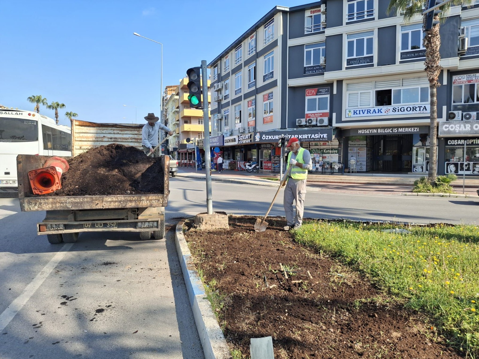 BELEDİYE EKİPLERİNDEN ÇİÇEK SEFERBERLİĞİ - Görsel 3