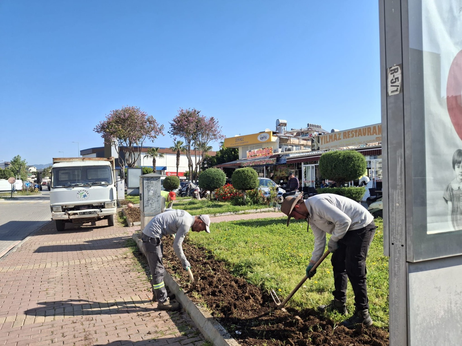 BELEDİYE EKİPLERİNDEN ÇİÇEK SEFERBERLİĞİ - Görsel 5