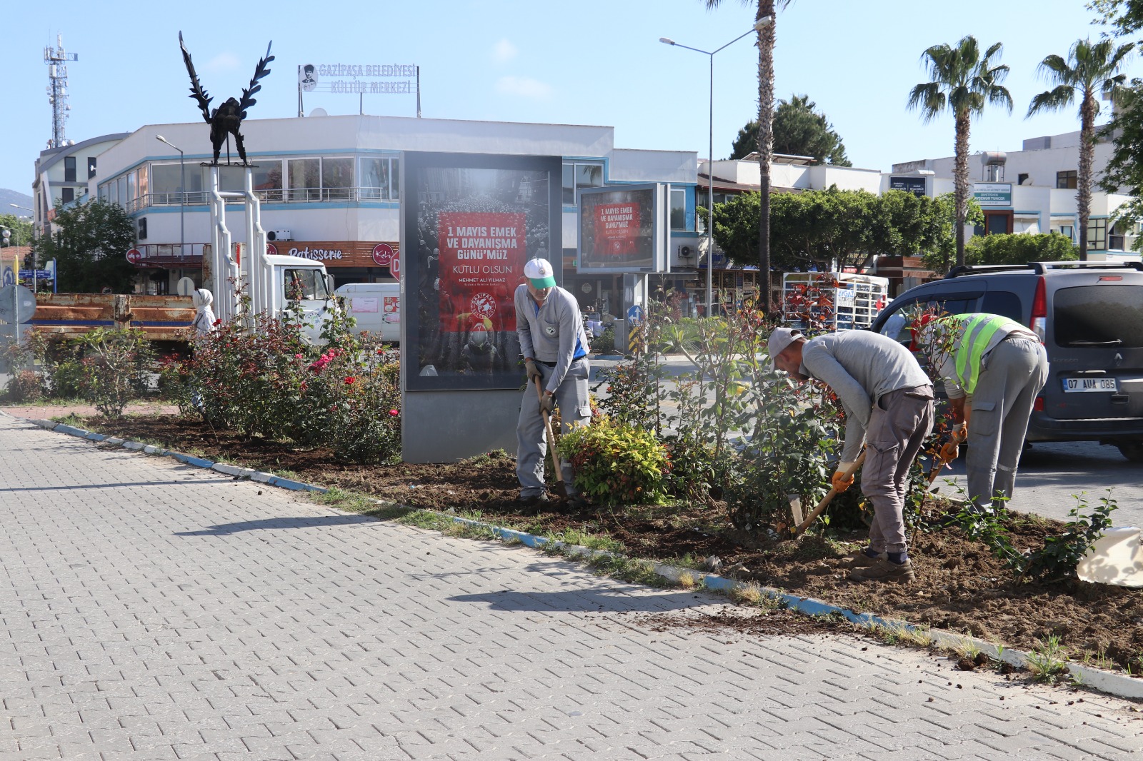 BELEDİYE EKİPLERİNDEN ÇİÇEK SEFERBERLİĞİ - Görsel 6