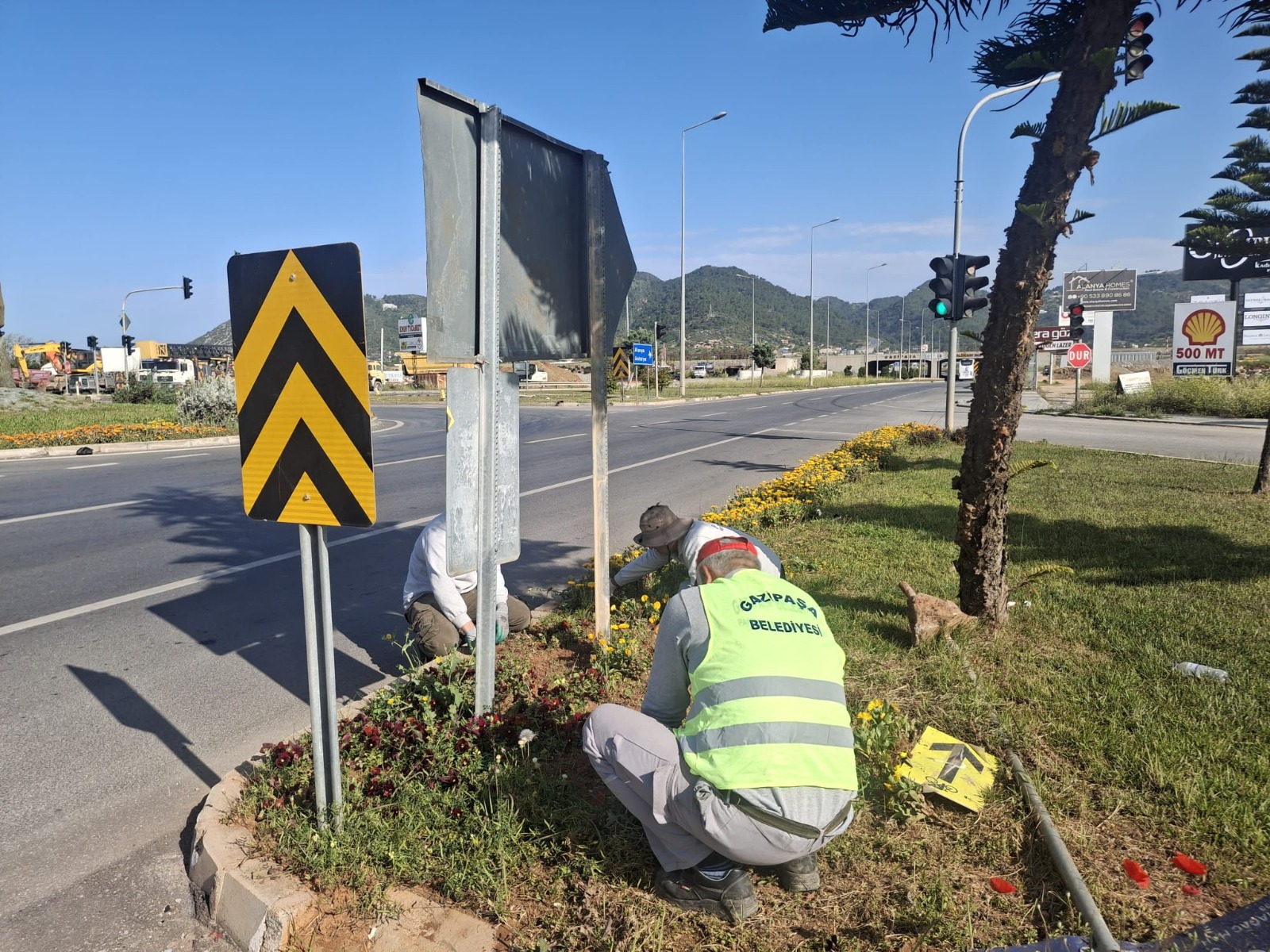 BELEDİYE EKİPLERİNDEN ÇİÇEK SEFERBERLİĞİ - Görsel 7