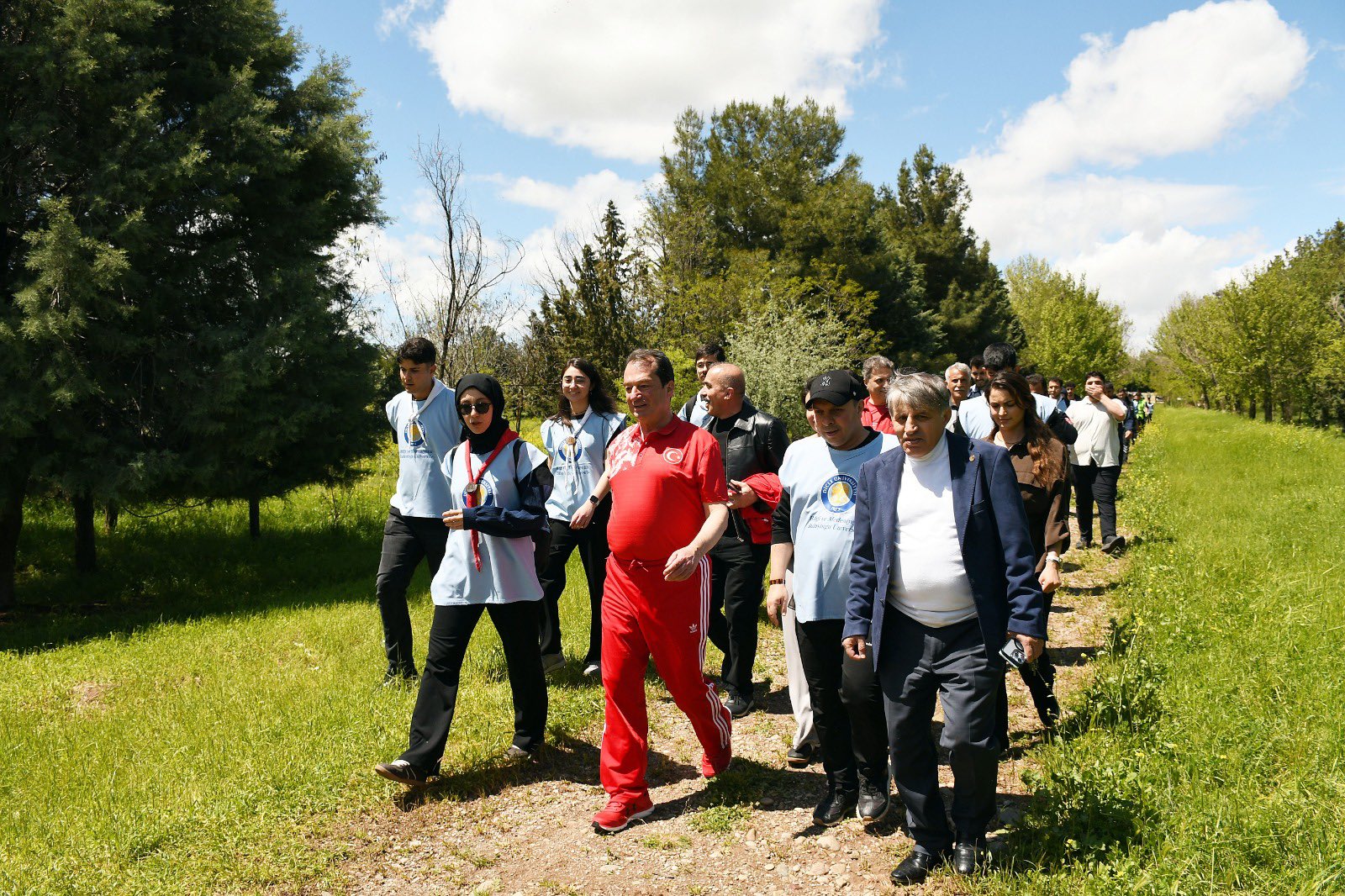 Rektör Eronat Öğrencilerle Birlikte Doğa Yürüyüşüne Katıldı - Görsel 3