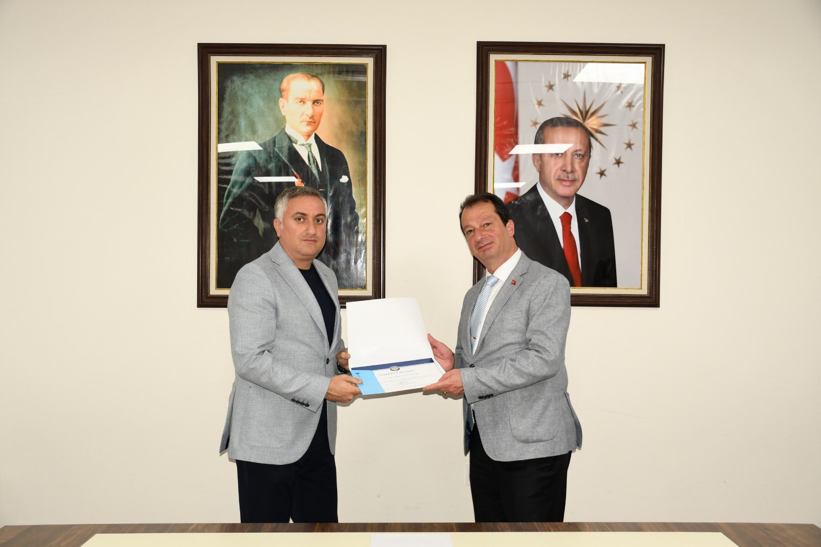 DİCLE ÜNİVERSİTESİ'NDEN ÖRNEK DAVRANIŞ  BAŞARILI PERSONELE ÖDÜL - Görsel 2