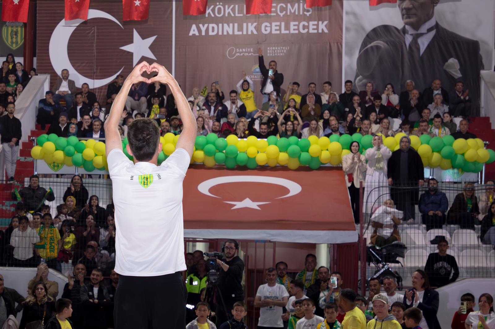 KORKUTELİ’DE ŞAMPİYONLUK COŞKUSU: İLÇE YEŞİL-SARI BAYRAKLARLA TEK YÜREK OLDU - Görsel 8