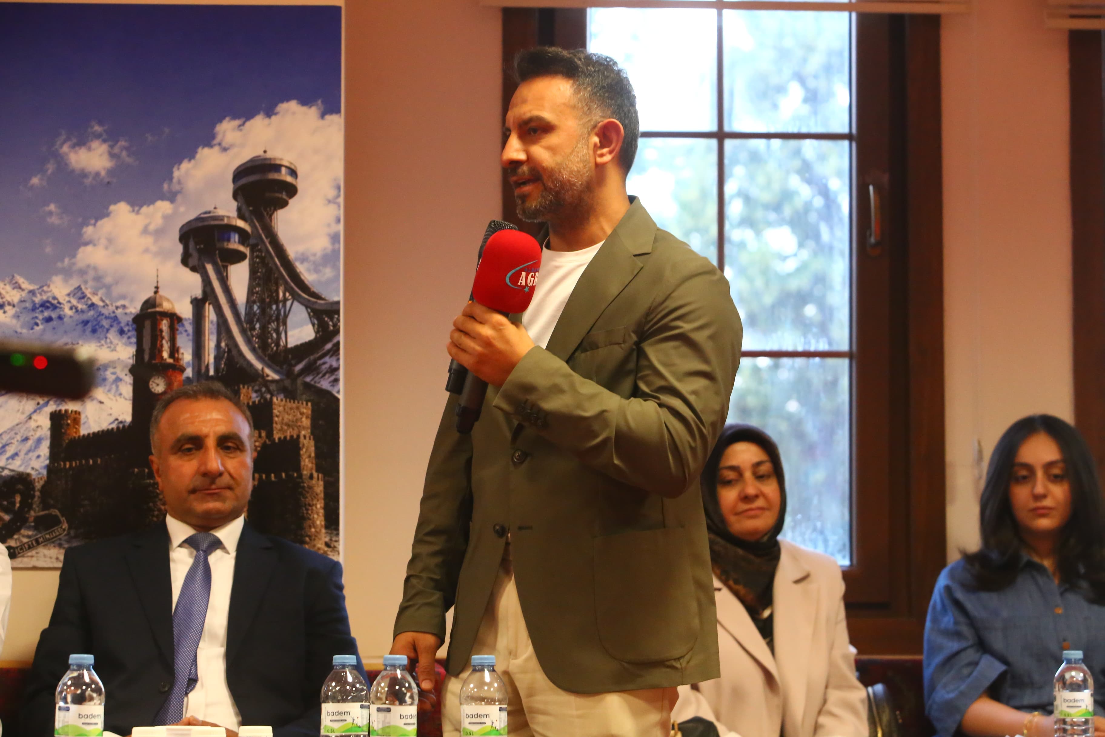 ERZURUMLU SİYASETÇİ,  BÜROKRAT VE İŞ İNSANLARI ERZURUM EVİ'NDE BULUŞTU. BİRLİK VE BERABERLİK MESAJI VERİLDİ - Görsel 3