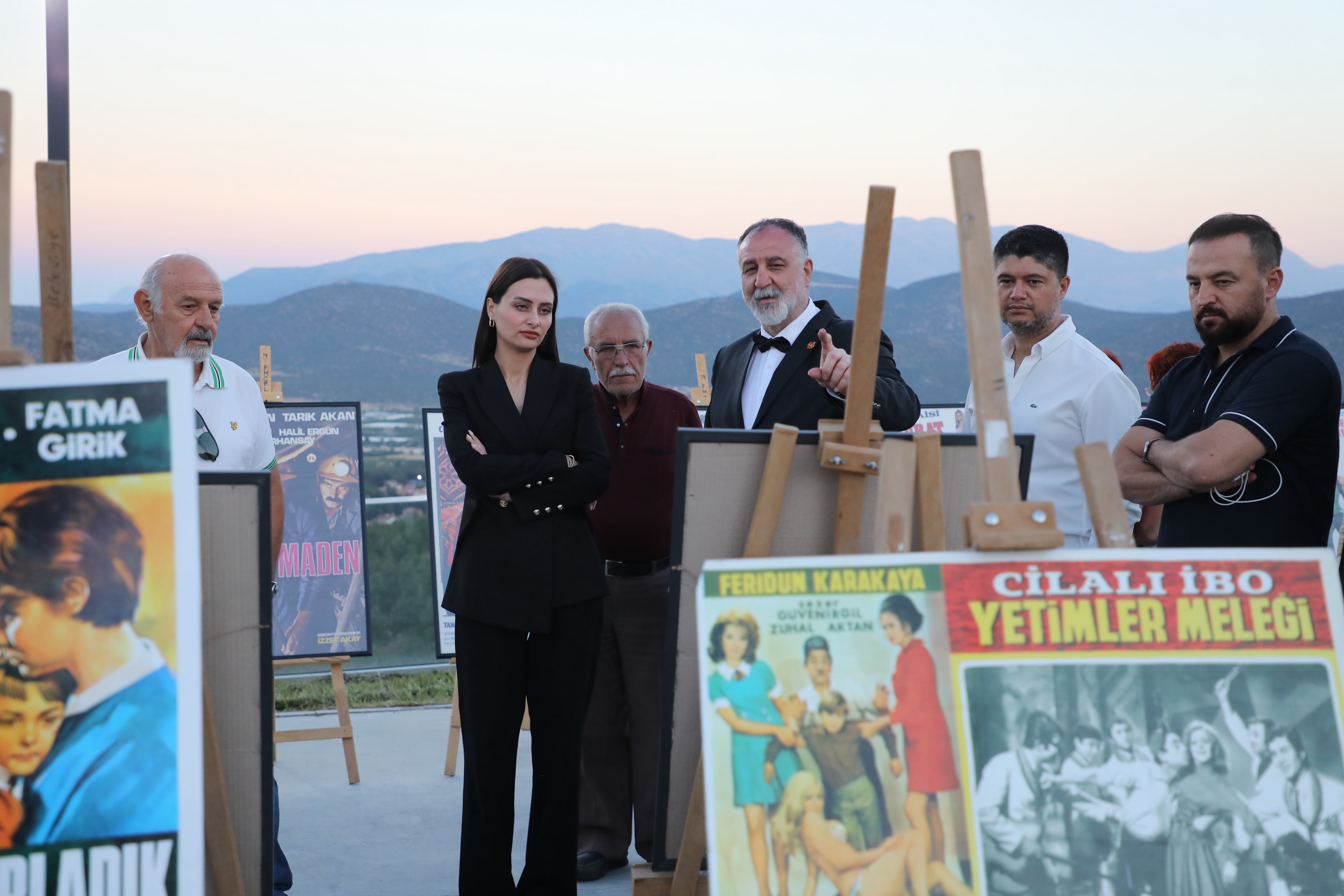 KORKUTELİ’NDE YEŞİLÇAM RÜZGARI: UNUTULMAZ AFİŞLER SANATSEVERLERLE BULUŞTU - Görsel 3