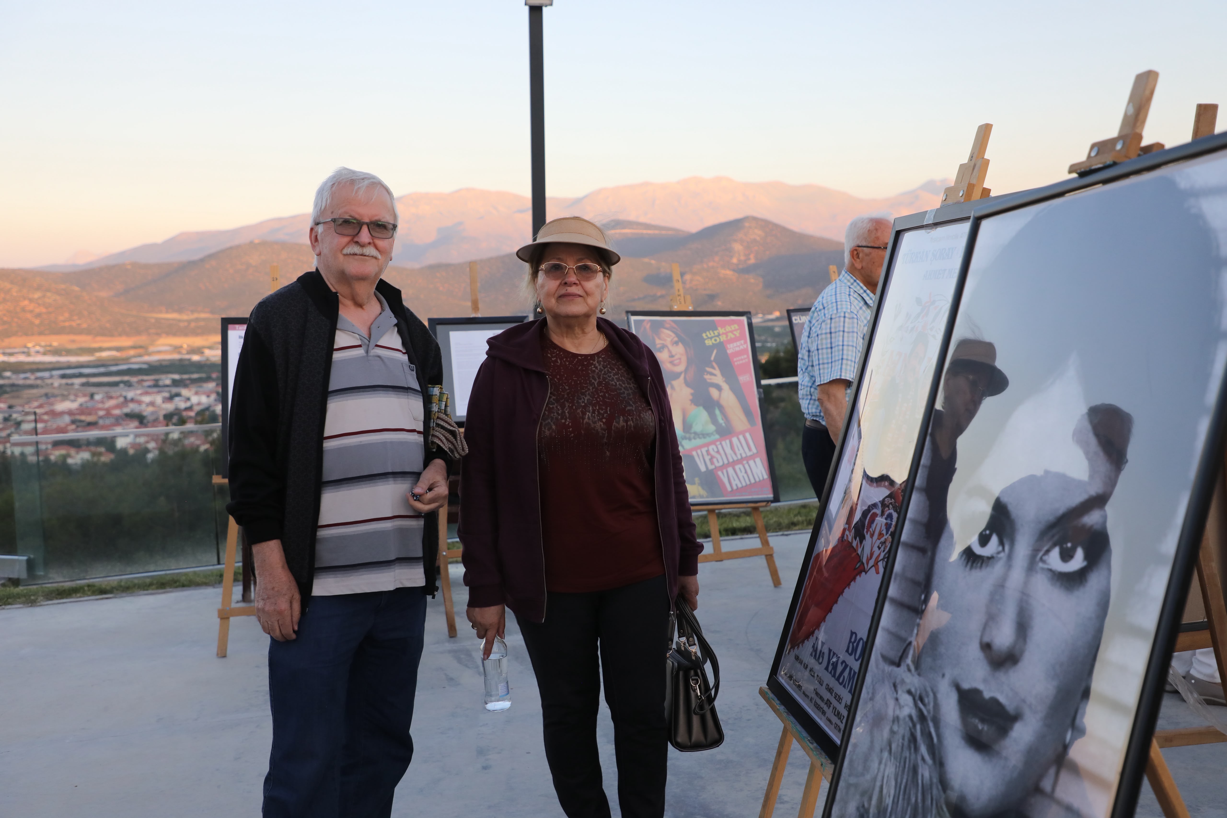 KORKUTELİ’NDE YEŞİLÇAM RÜZGARI: UNUTULMAZ AFİŞLER SANATSEVERLERLE BULUŞTU - Görsel 4