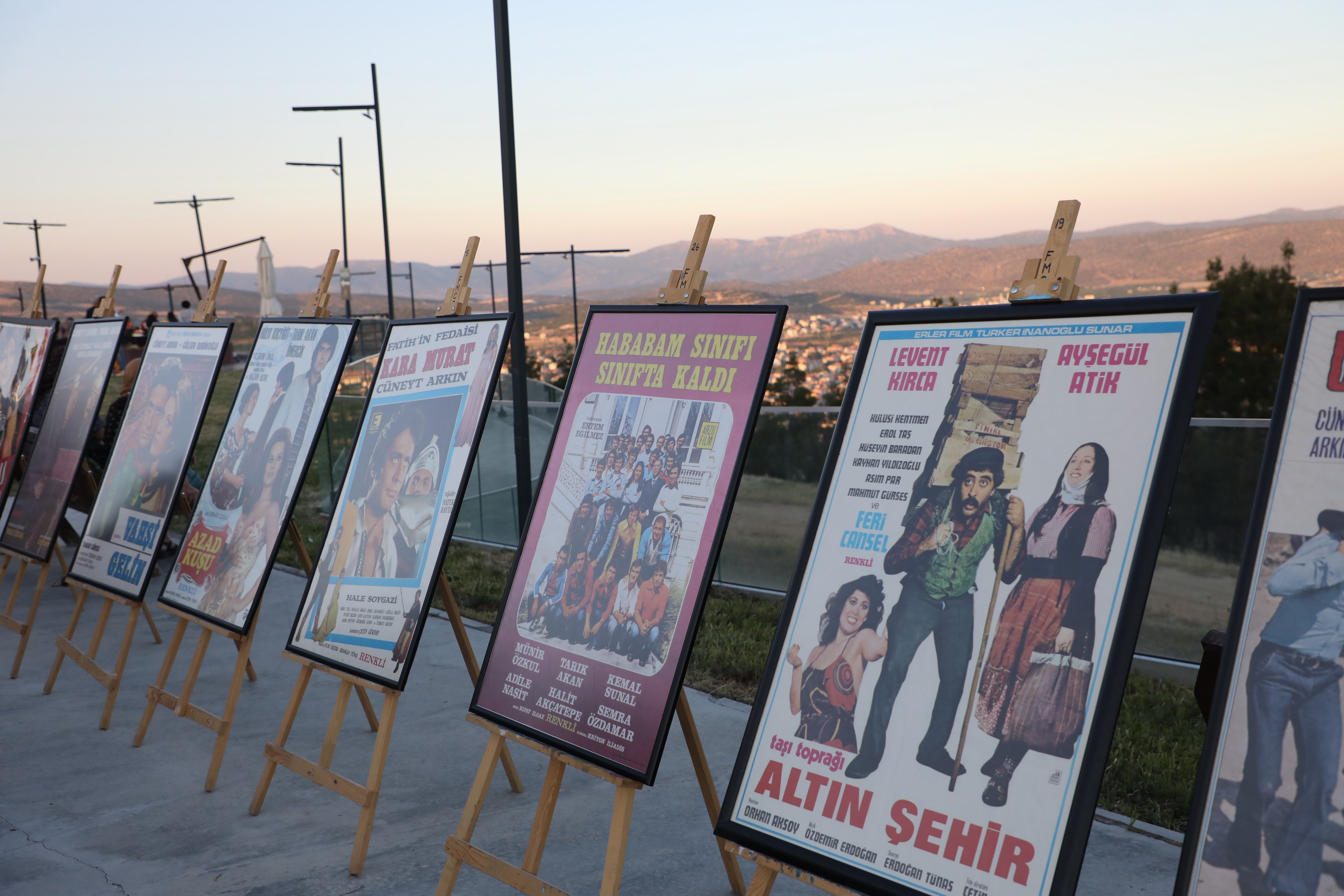 KORKUTELİ’NDE YEŞİLÇAM RÜZGARI: UNUTULMAZ AFİŞLER SANATSEVERLERLE BULUŞTU - Görsel 7