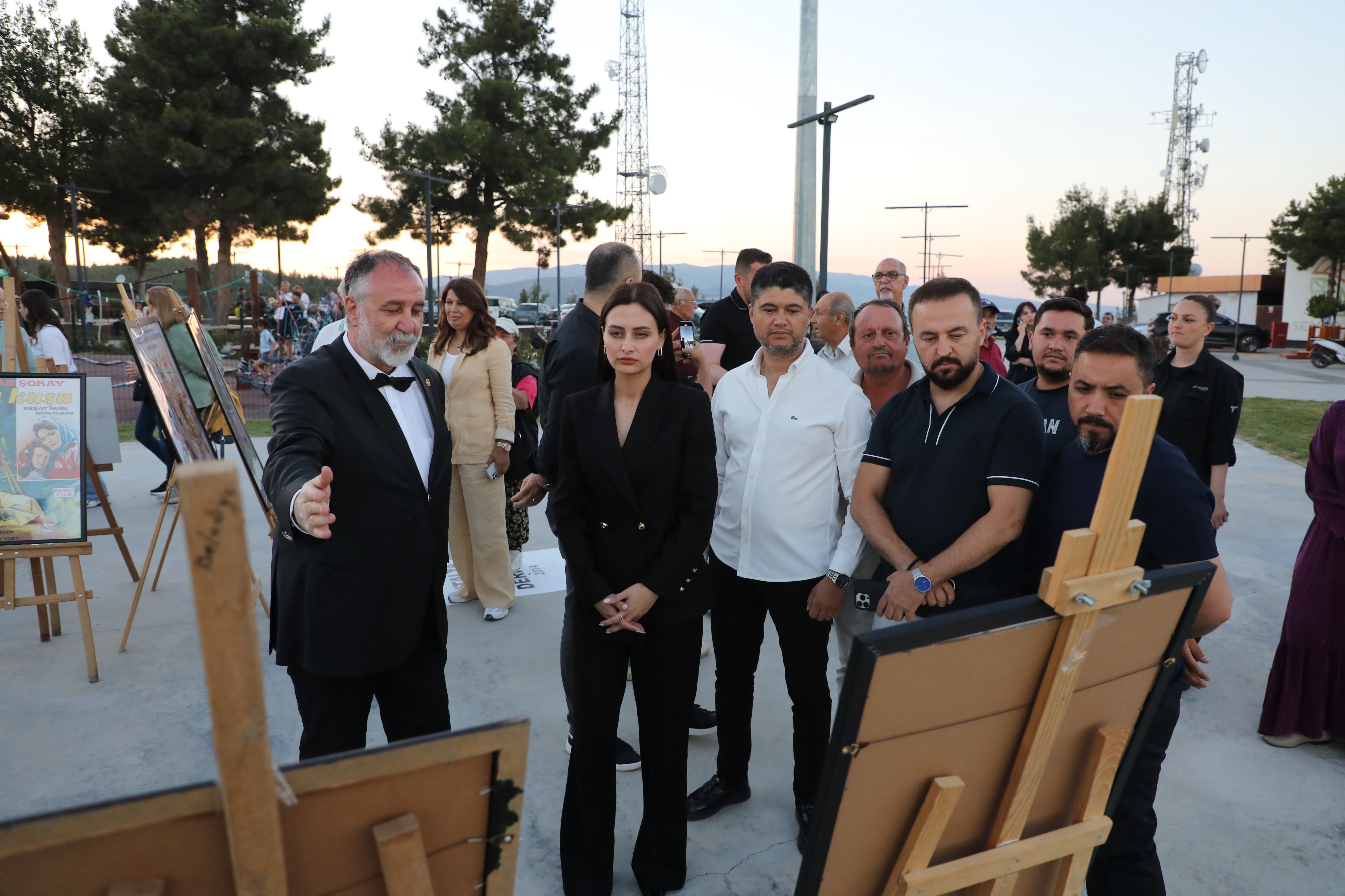 KORKUTELİ’NDE YEŞİLÇAM RÜZGARI: UNUTULMAZ AFİŞLER SANATSEVERLERLE BULUŞTU - Görsel 8