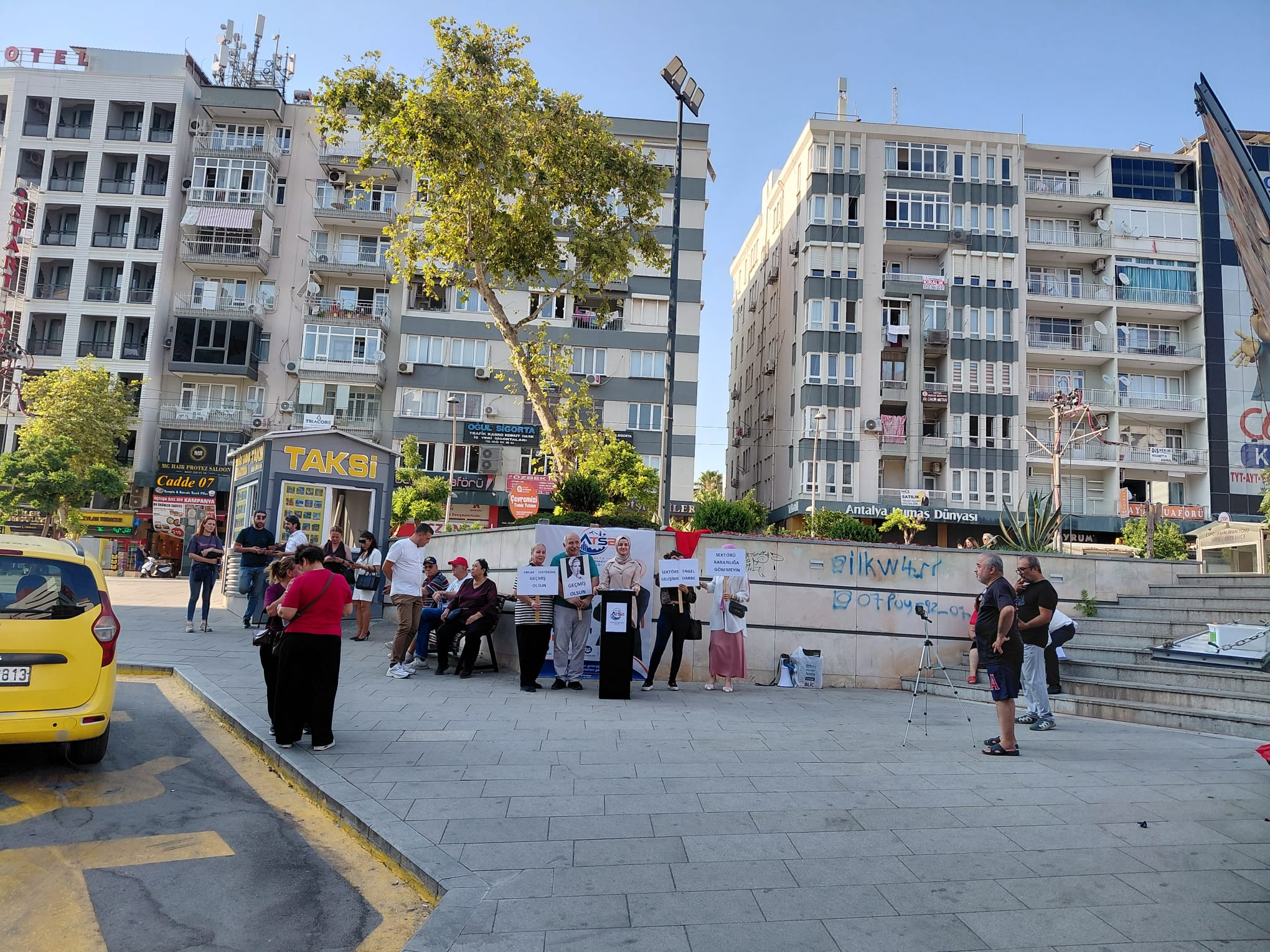 "EMLAK PİYASASINA GEÇMİŞ OLSUN!" ATSB'DEN LOKMALI TEPKİ: TATLI İKRAM, SERT MESAJ! - Görsel 1