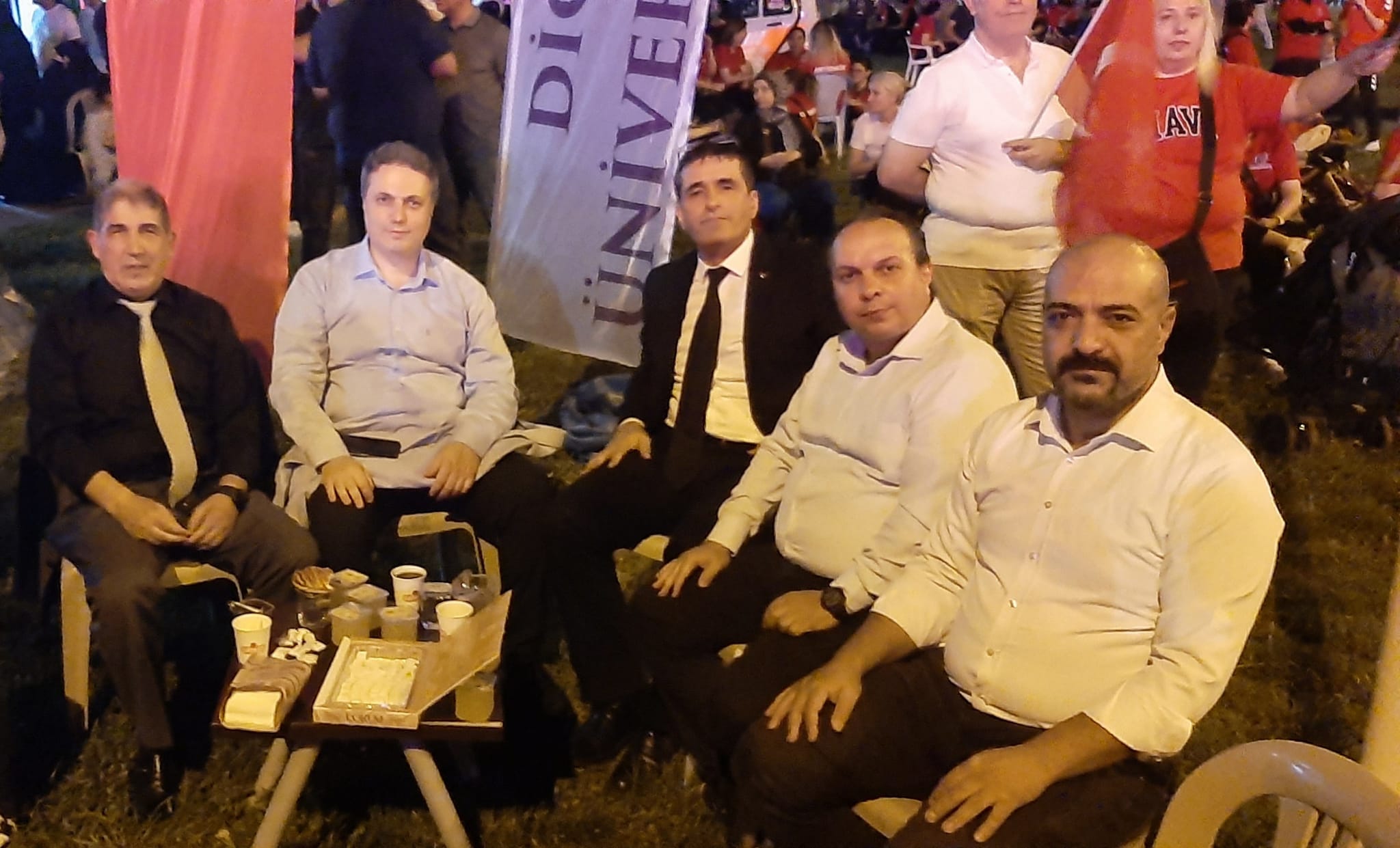 Dicle Üniversitesi 15 Temmuz'un 10. Yılında Sahadaydı: Şehitler Dualarla Anıldı, Vatandaşlarla Buluşuldu - Görsel 2