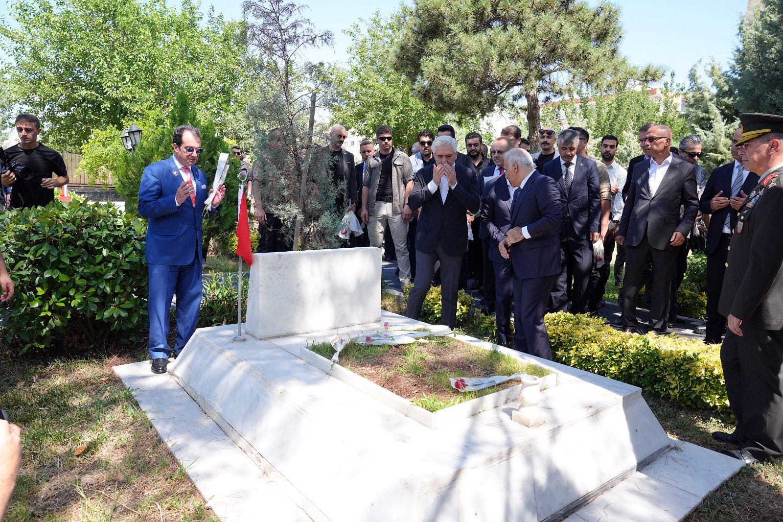 Dicle Üniversitesi 15 Temmuz'un 10. Yılında Sahadaydı: Şehitler Dualarla Anıldı, Vatandaşlarla Buluşuldu - Görsel 3