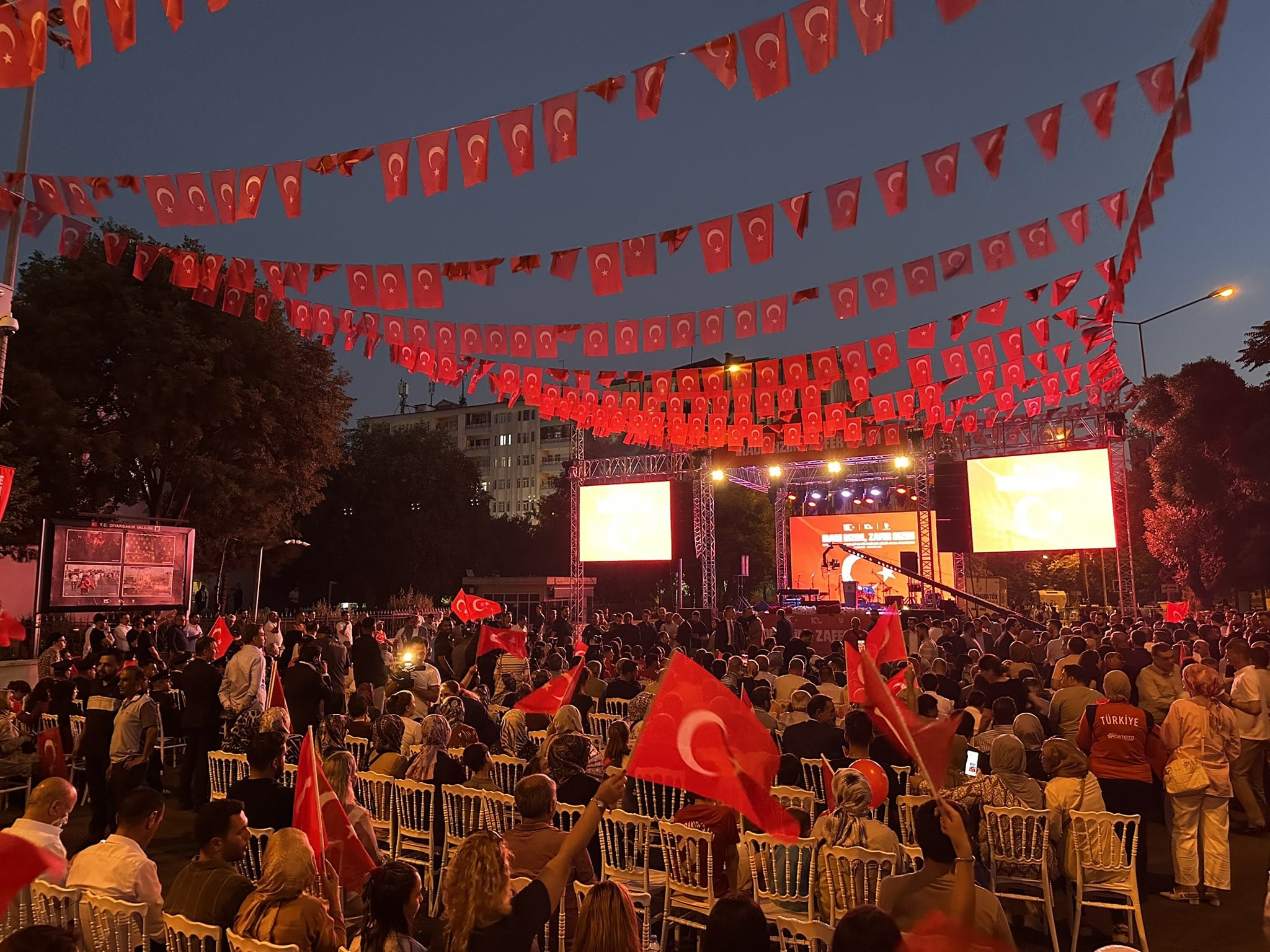 Dicle Üniversitesi 15 Temmuz'un 10. Yılında Sahadaydı: Şehitler Dualarla Anıldı, Vatandaşlarla Buluşuldu - Görsel 4