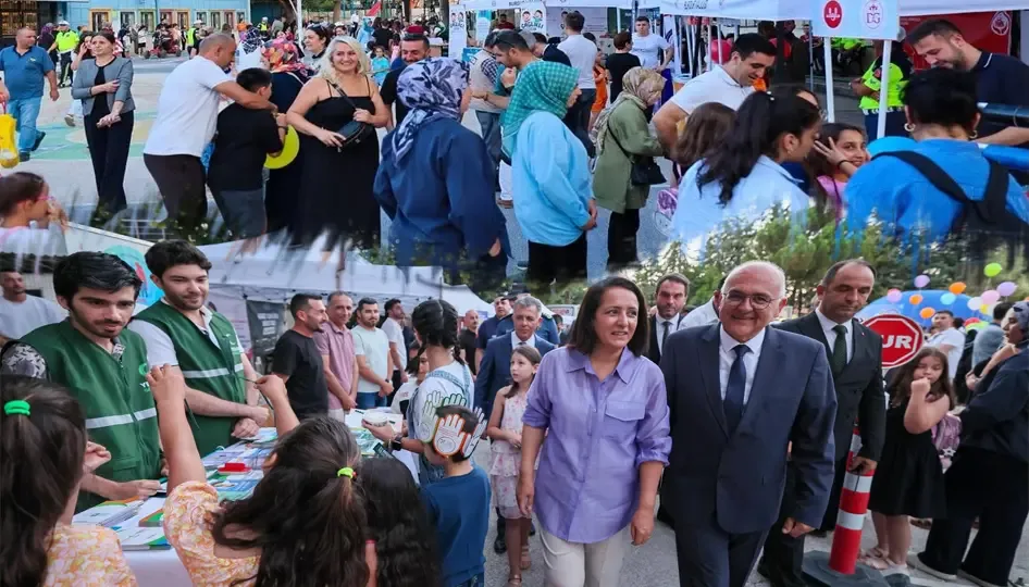 Burdur valilik sahaya indi, çocukların yanında oldu
