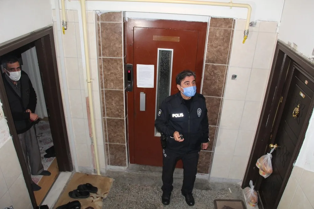 Kapısına bırakılan yemekleri almayınca polisi alarma geçirdi