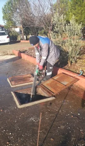 SİNEKLE MÜCADELE KAR KIŞ DEMEDEN ARALIKSIZ SÜRÜYOR
