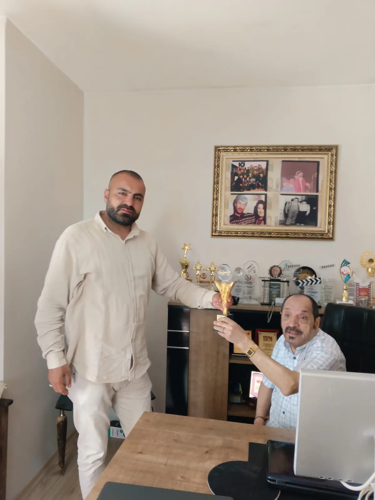 Efsane Yönetmen Mehmet Ali Gündoğdu’dan 50. Yıl Onur Ödülü: Cahit Kaynar’a Anlamlı Takdim