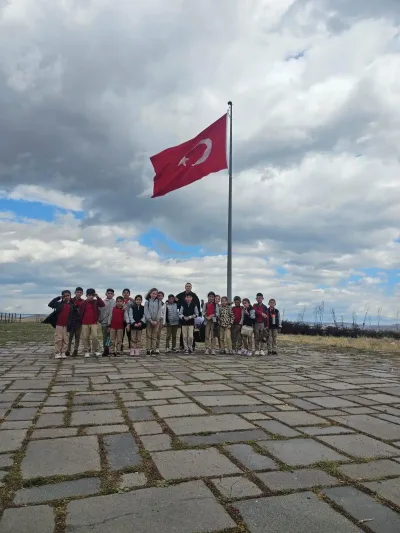 Akyaka’nın 4. sınıf öğrencileri Kars’ın tarihi ve turistik alanlarını keşfetti